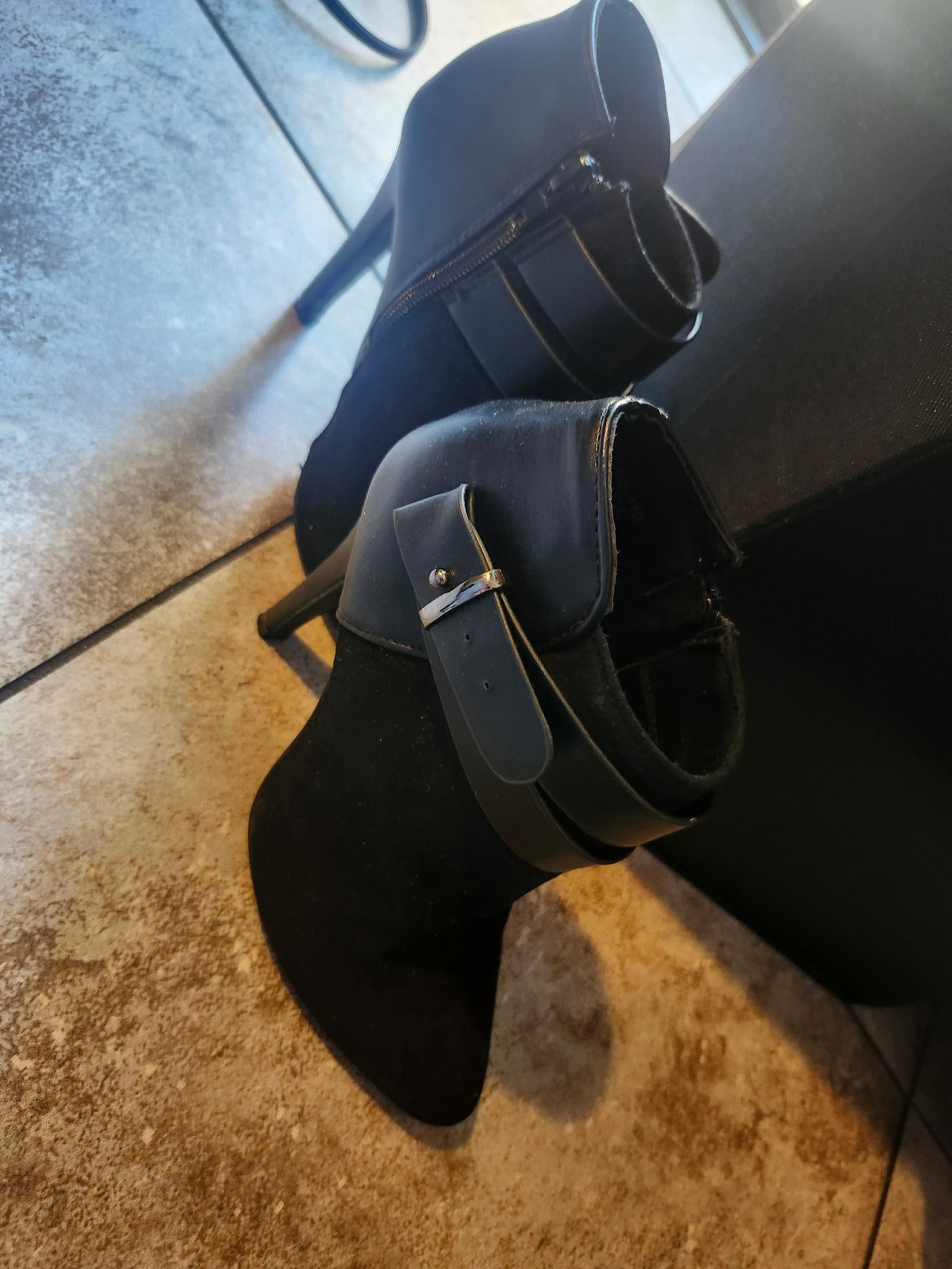 Black booties with heel