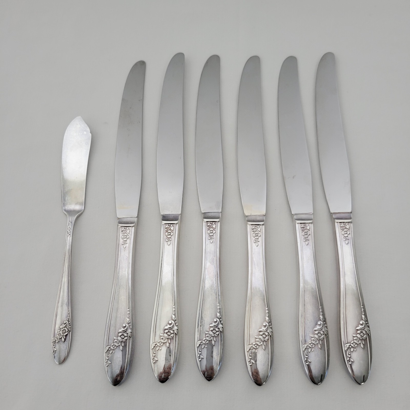 Set of 7 Oneida Queen Bess II Tudor Plate 6 Dinner & 1 Butter Knives 9.5 Long