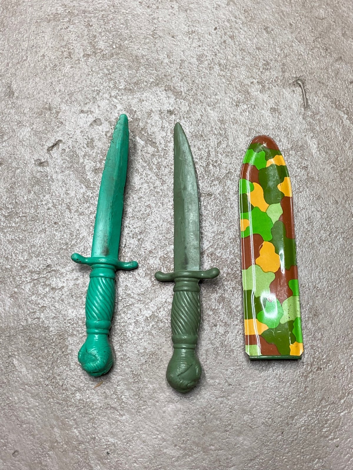 Vintage Rubber Vinyl Toy Dagger Claw & Ball Knife 1960’s Ohio Art camo sheath P
