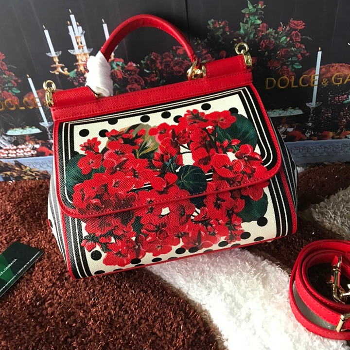 【DOLCE＆GABBANA】グレイニーレザー ビューティーケース Brand. Dolce & Gabbana Price. 3,700 ❌️We're not affiliated