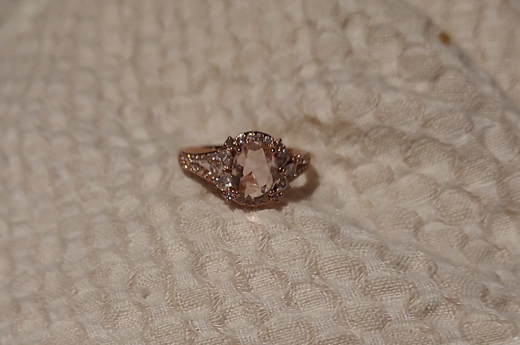 Beautiful split shank simulated Oval Morganite and Rose Gold plated ring sz 9