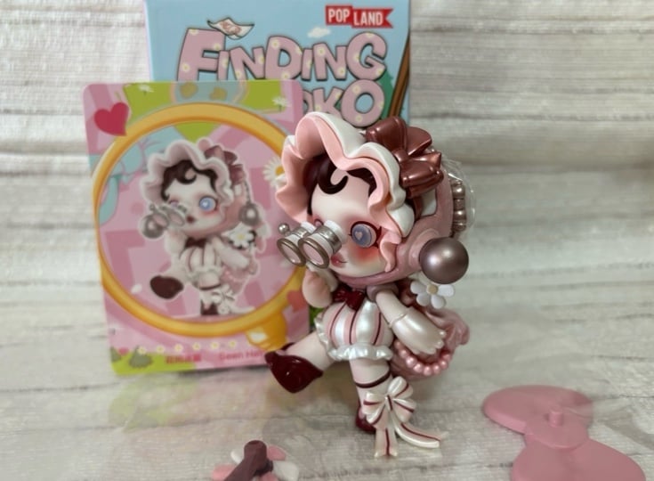Pop mart blind box finding mokoko series skullpanda seen her