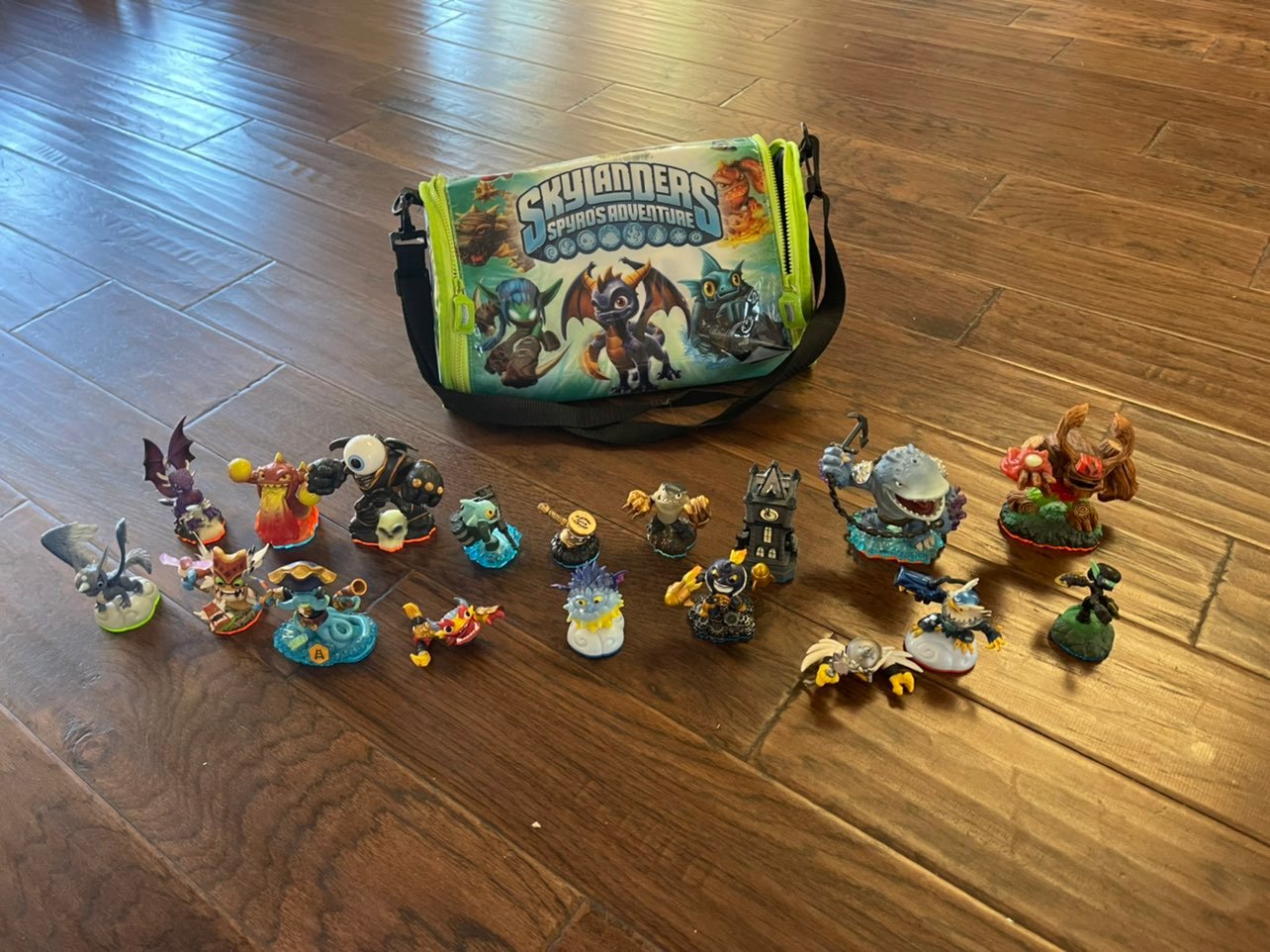 Skylanders 18 pieces coming with matching bag