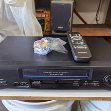 Panasonic AV-V4602 VHS HIFi 4head Player with remote n av cable