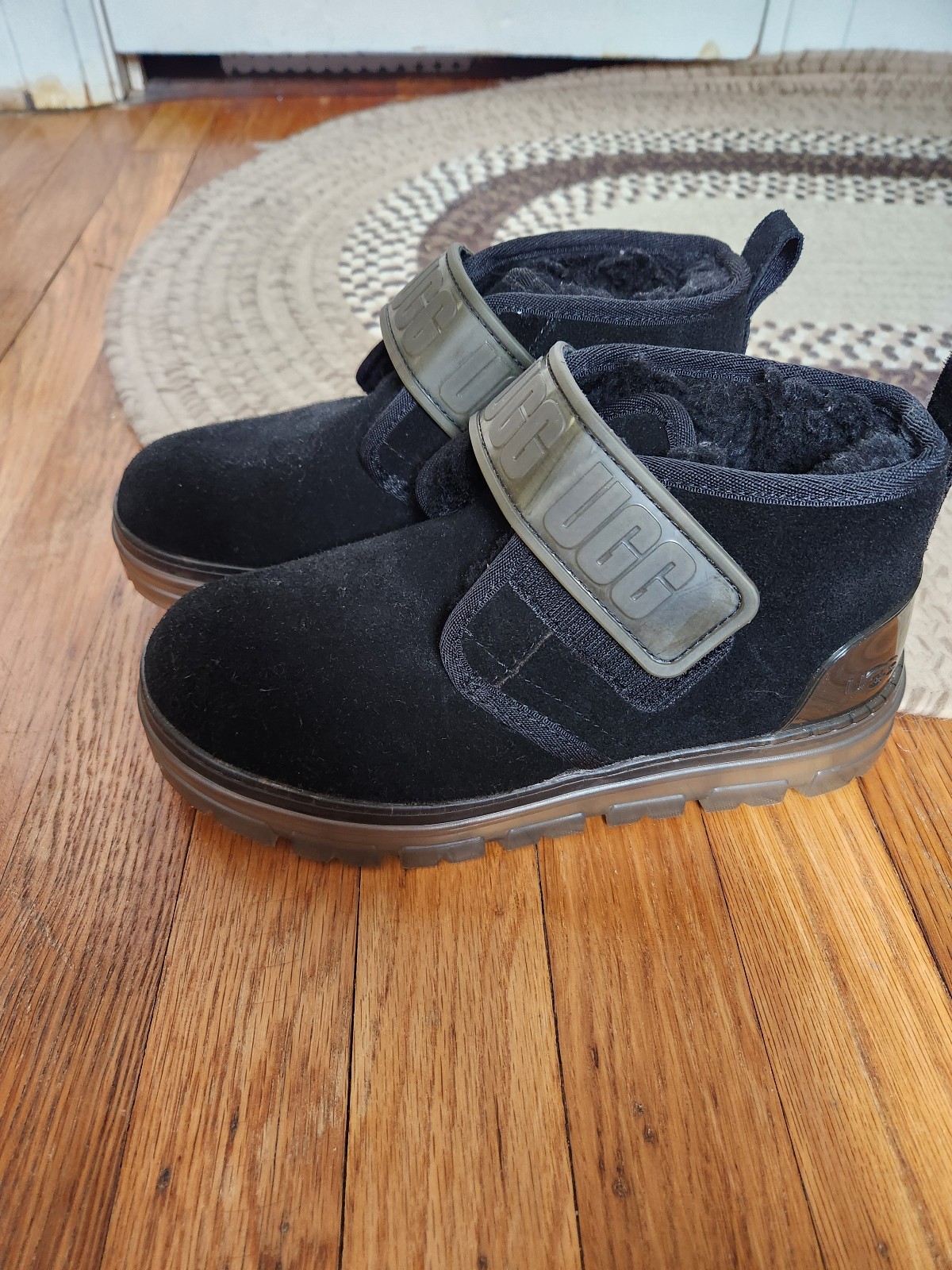 UGG Neumel Snapback size 6