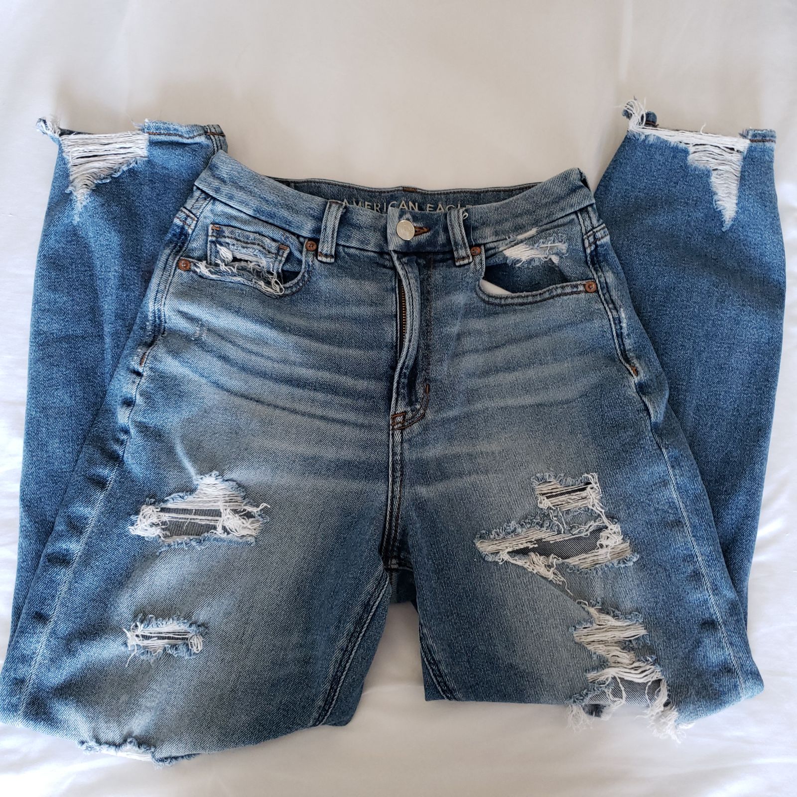 American Eagle Curvy Mom Jeans High Waist Distressed Stretched Size 4 R AEO
