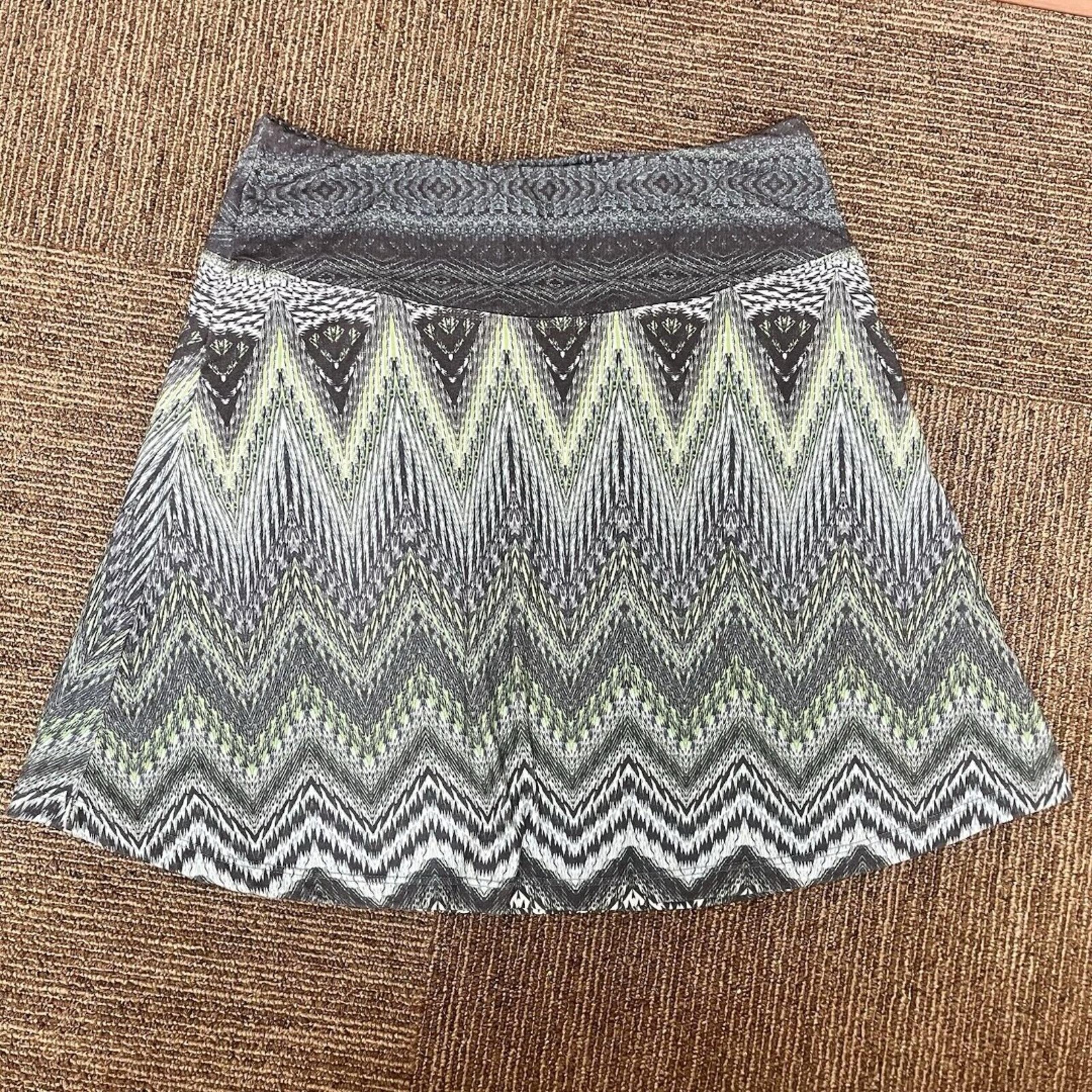 Prana Women’s Mini Skirt Size S Geometric Athletic Green Blue EUC