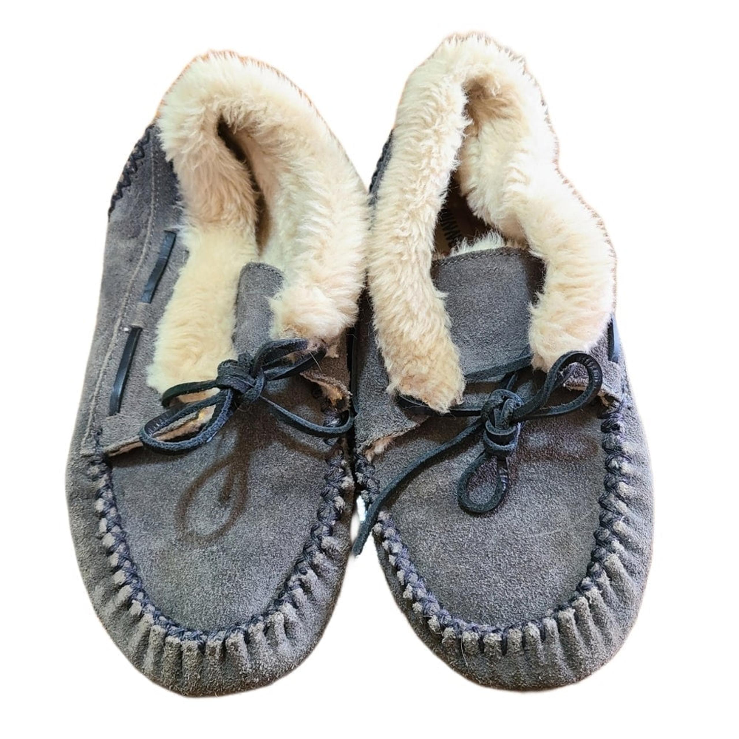 MinneTonka | Gray Leather Moccasins Slip-On Slippers | Size 8