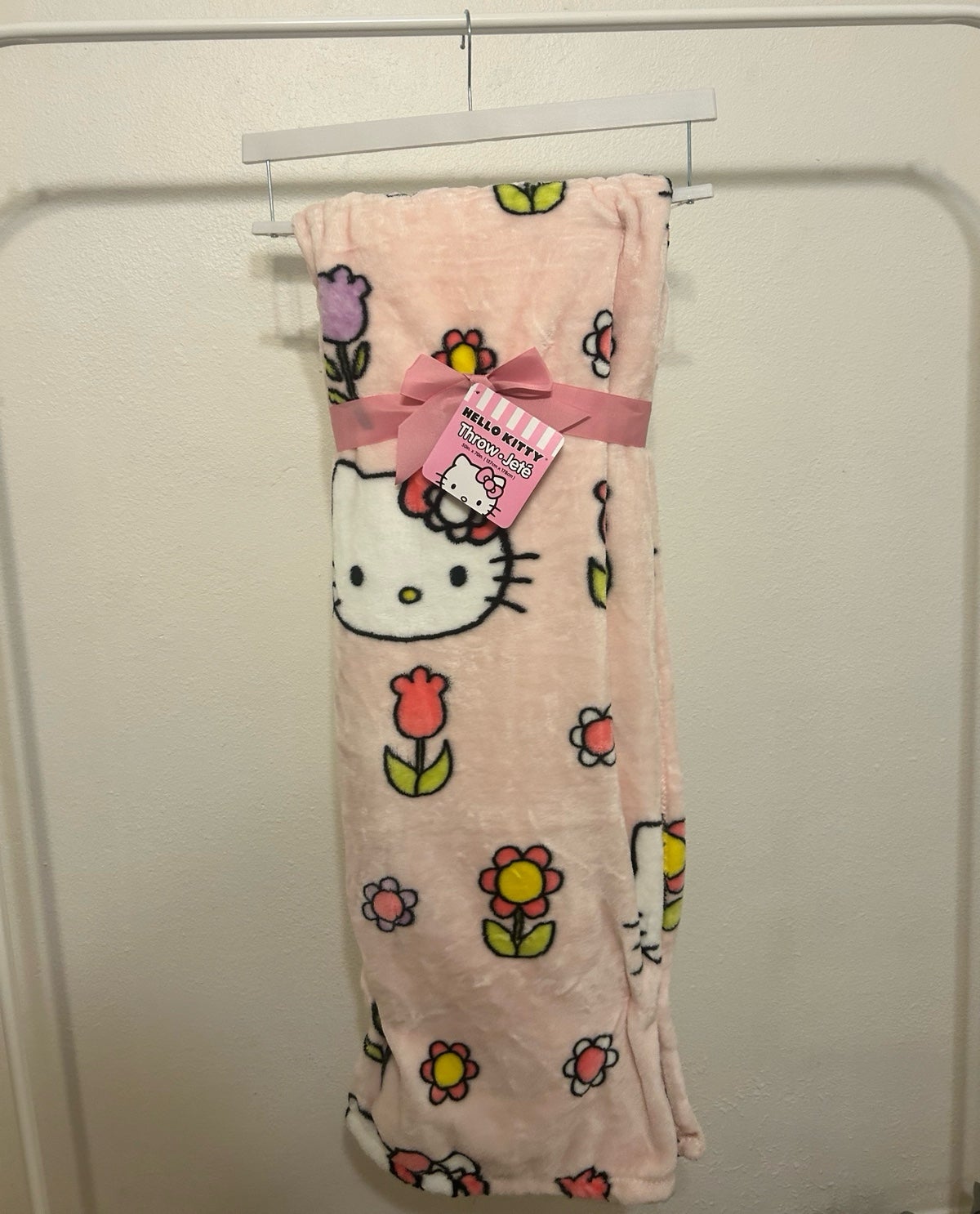 Hello Kitty spring throw
