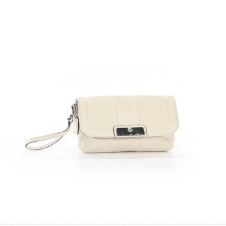 Coach One Sizeleather Wristlet Ivory Clutch