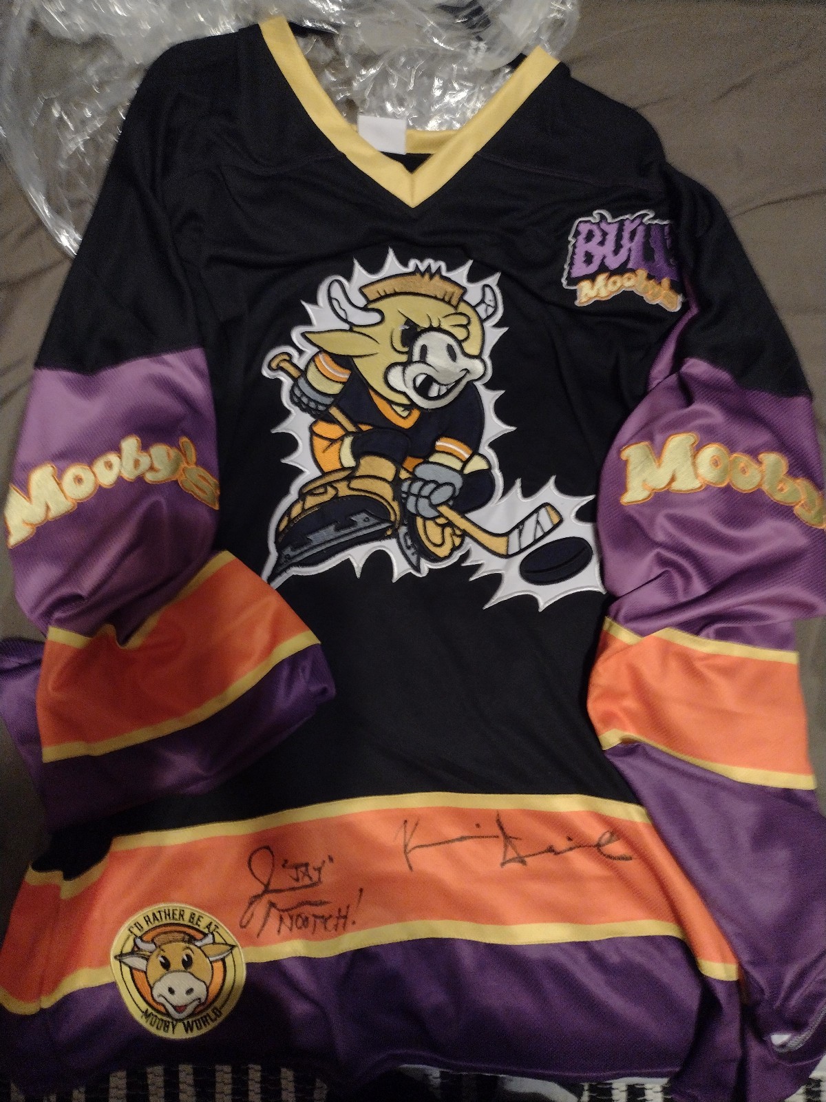 Kevin Smith signed Moobys Bullairs jersey. Also signed by Jay Mewes