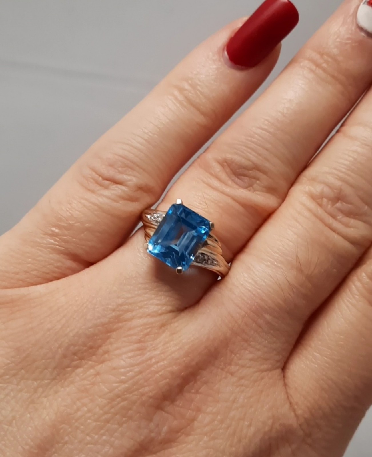 10k yellow gold Blue topaz ring. Sz 7