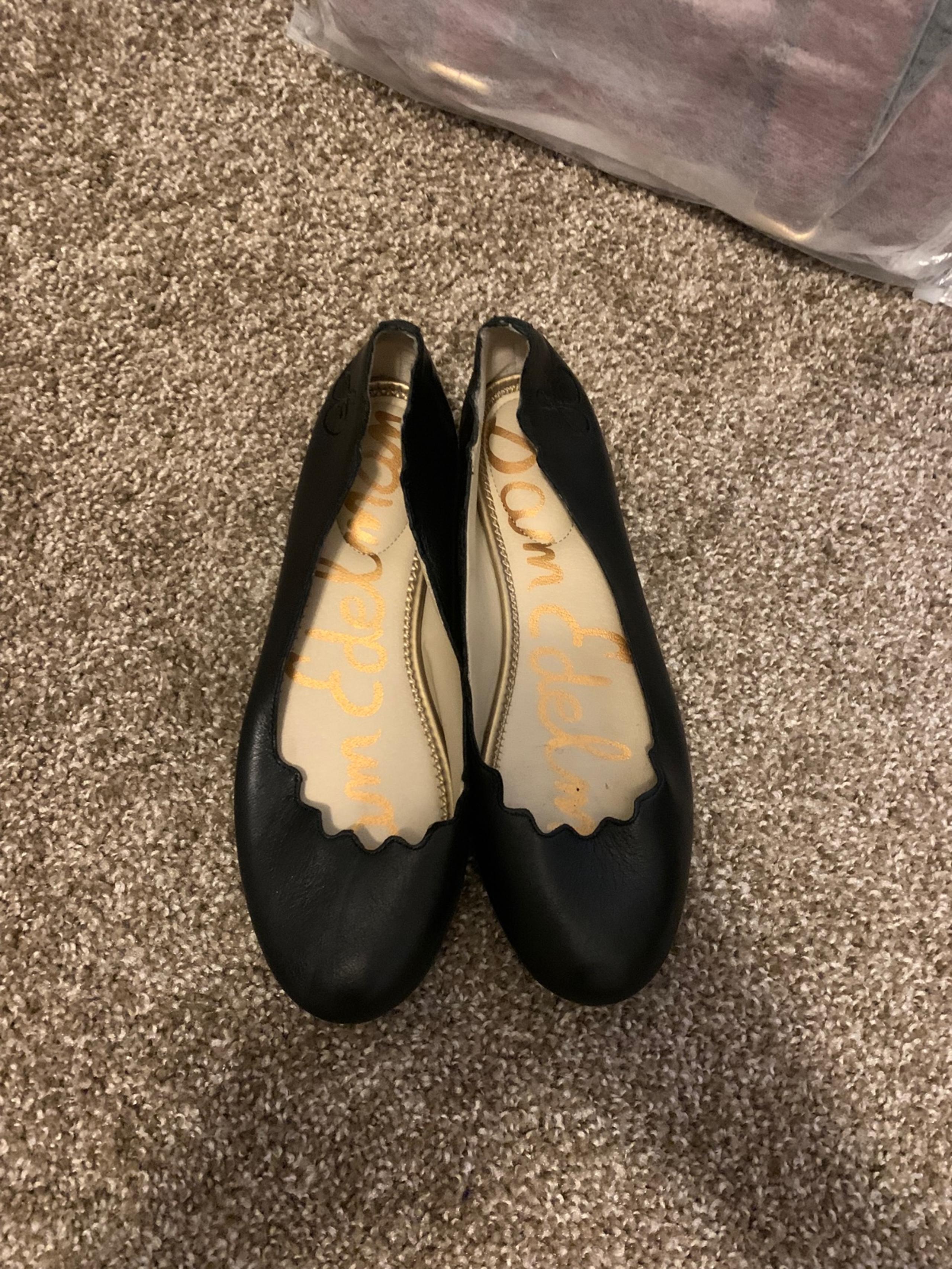 Black Leather Women’s Scalloped Flats