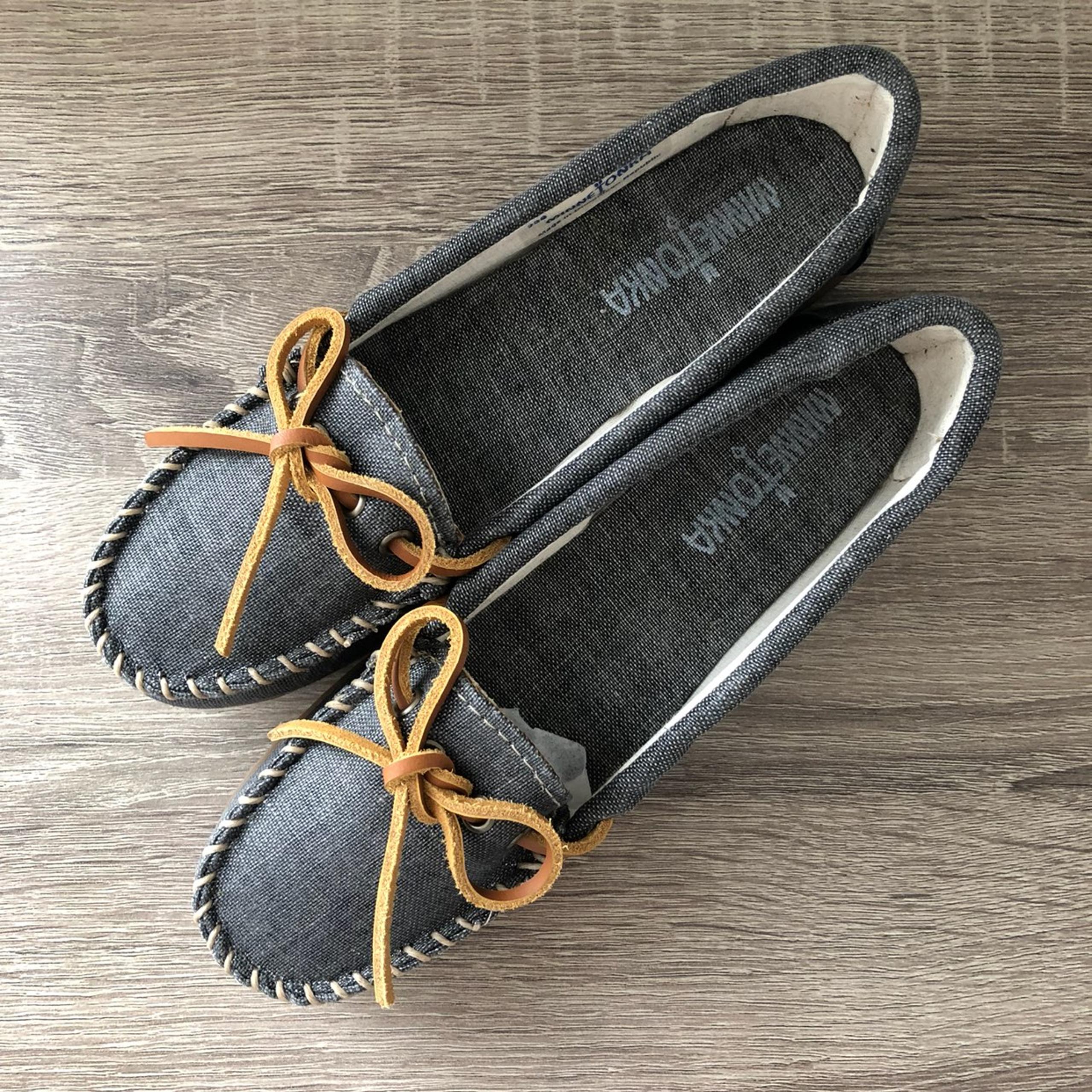 Minnetonka Canvas Moccasin Size 5 Black