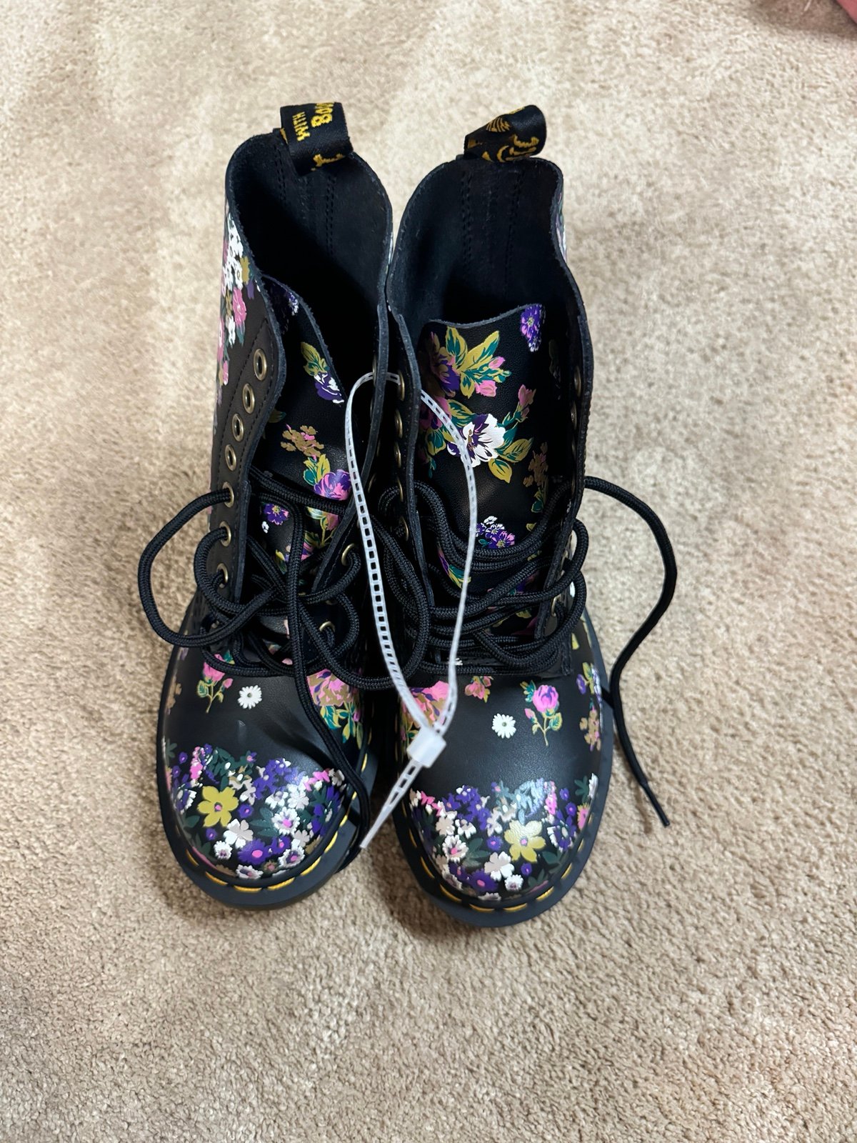 NWT DR. MARTENS 1460 PASCAL WOMEN'S VINTAGE FLORAL LEATHER LACE UP SIZE 6