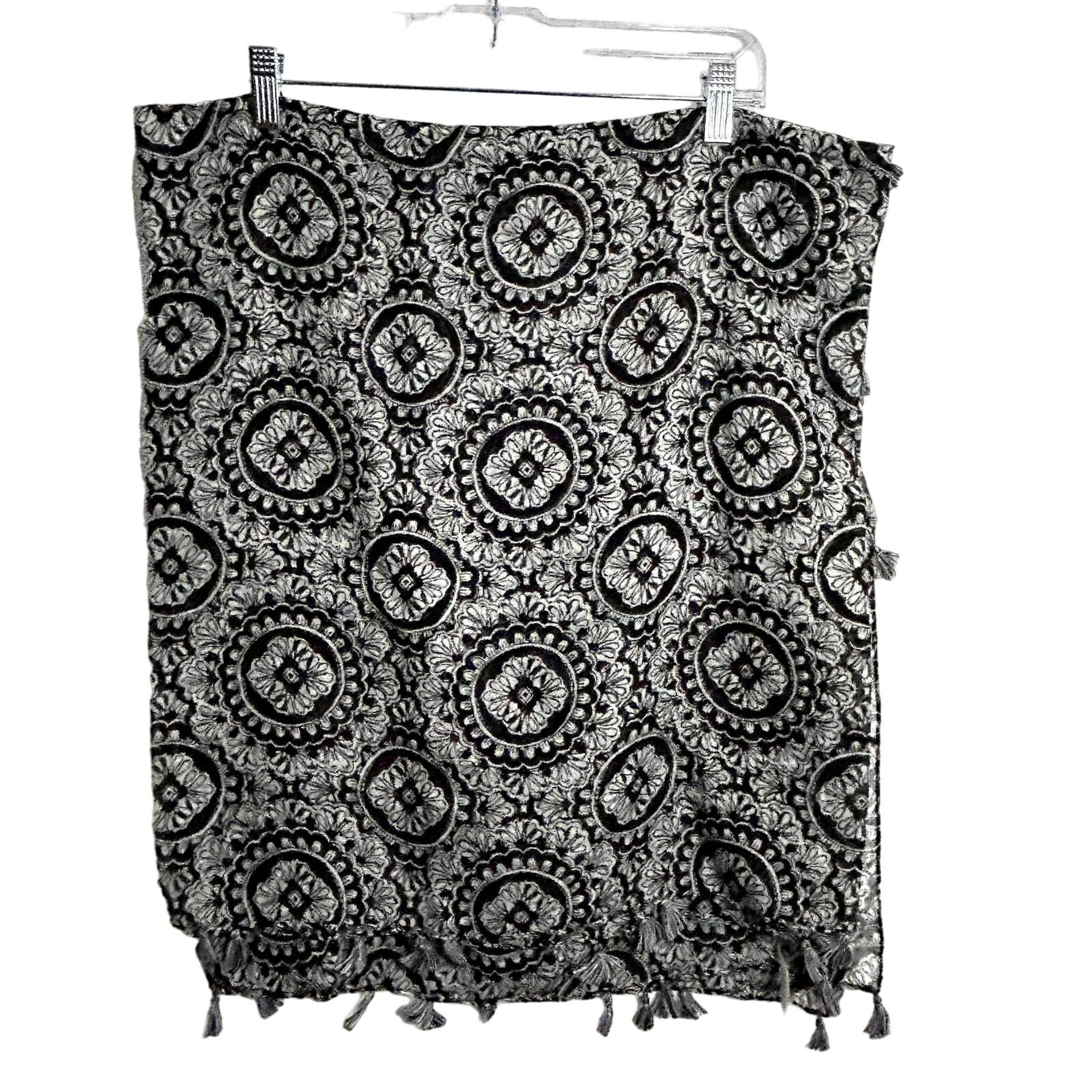 Lands End Black White Medallion Print Sarong Oblong Scarf Tassel NWT