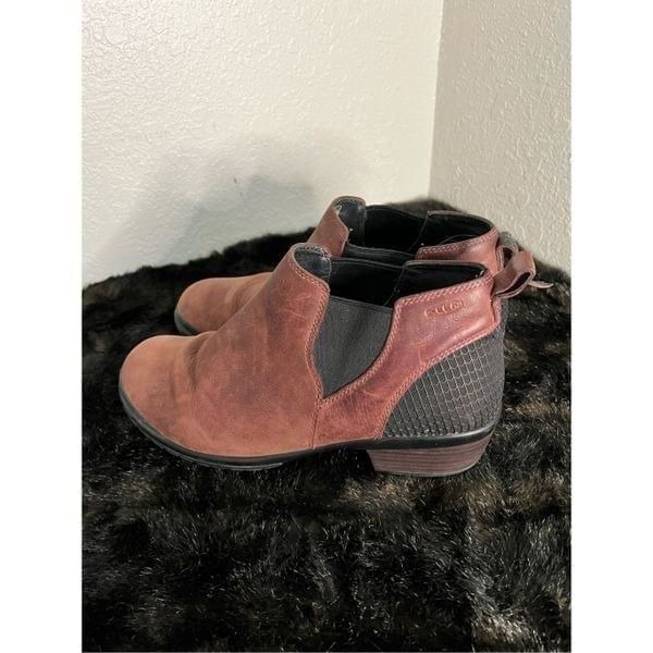 Women’s Keen Morrison Burgundy Chelsea Booties Size 9.5