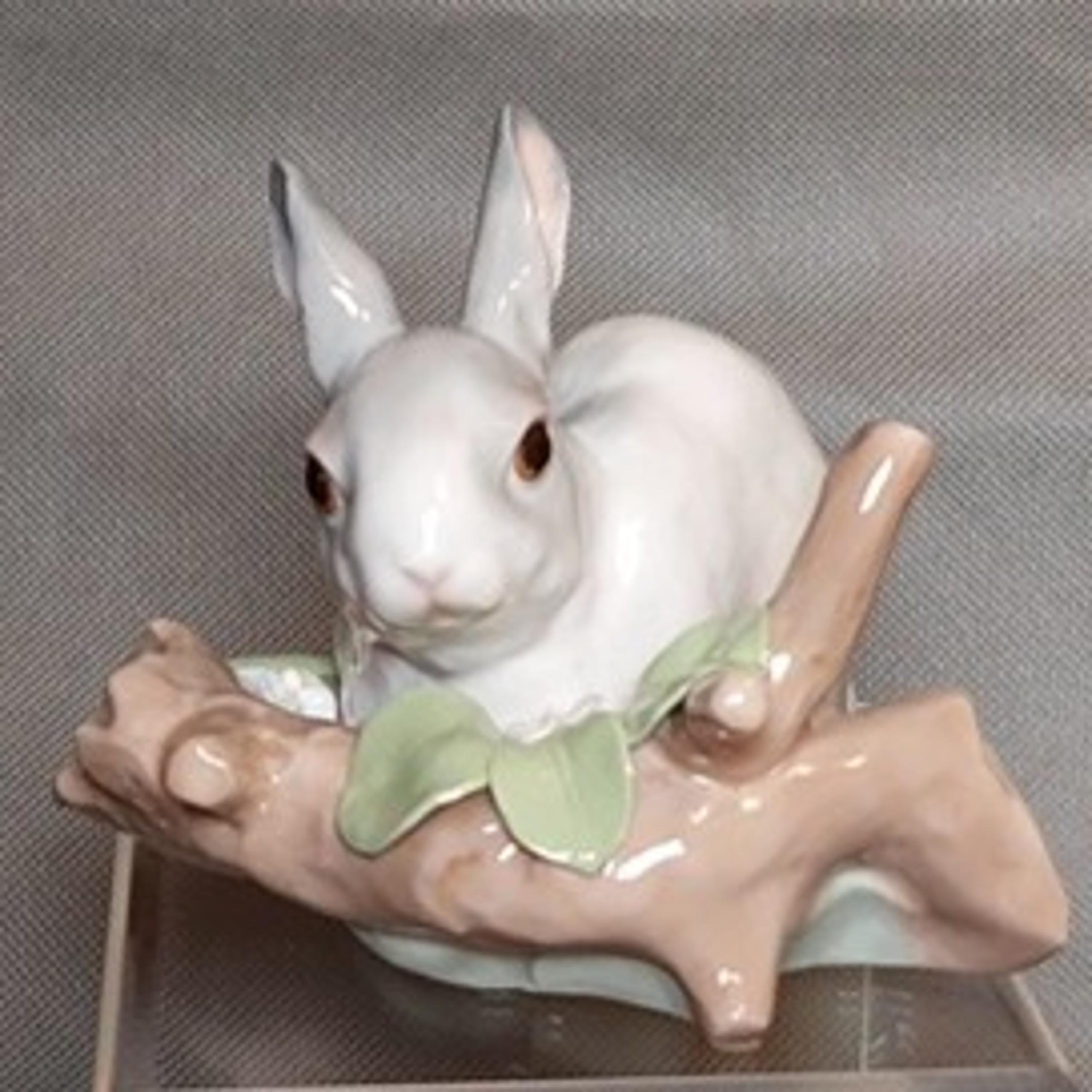 Rare Lladro "Rabbit Eating Grey" Home Office Collectible Decor Figurine