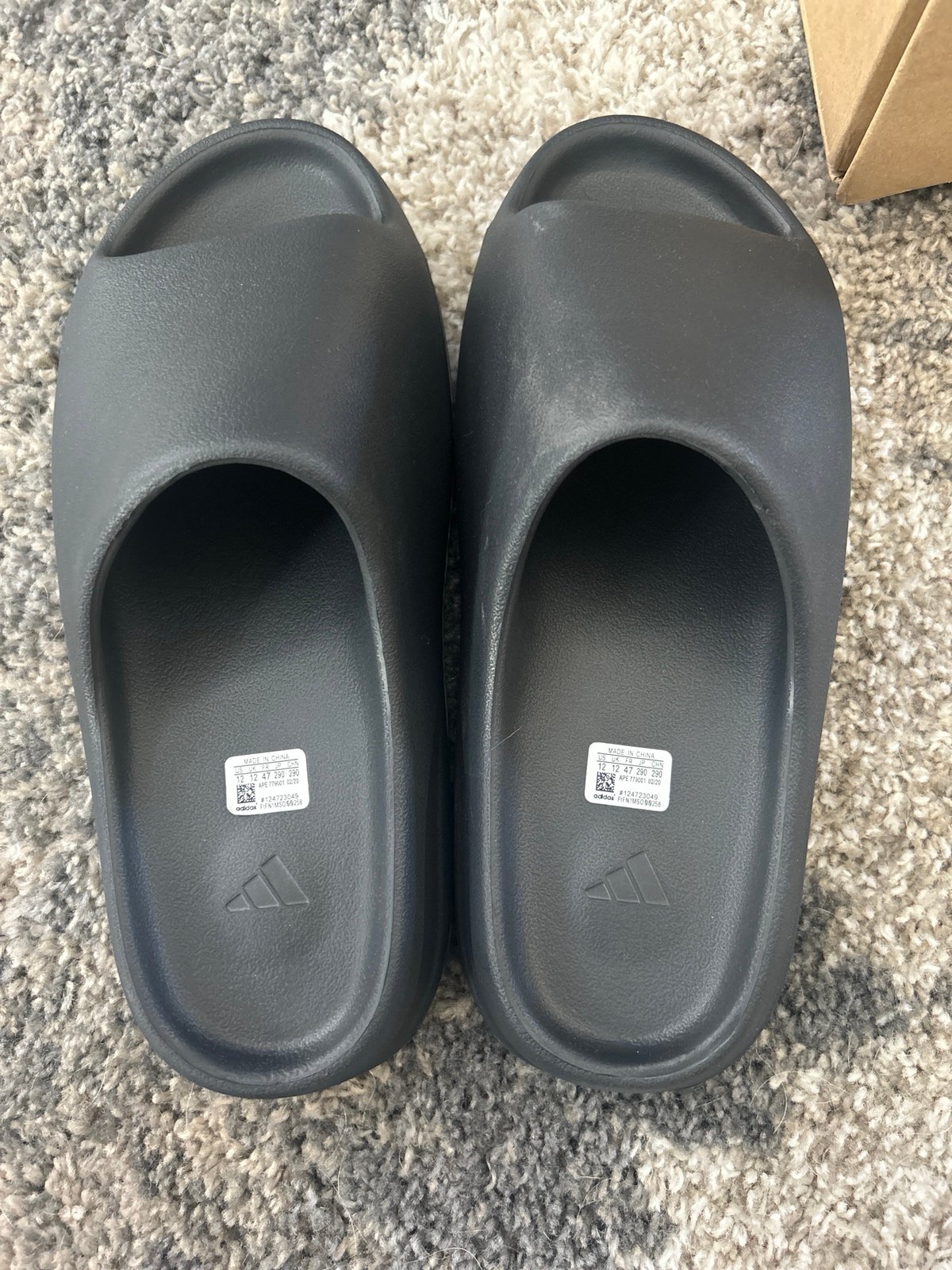 Yeezy slides black