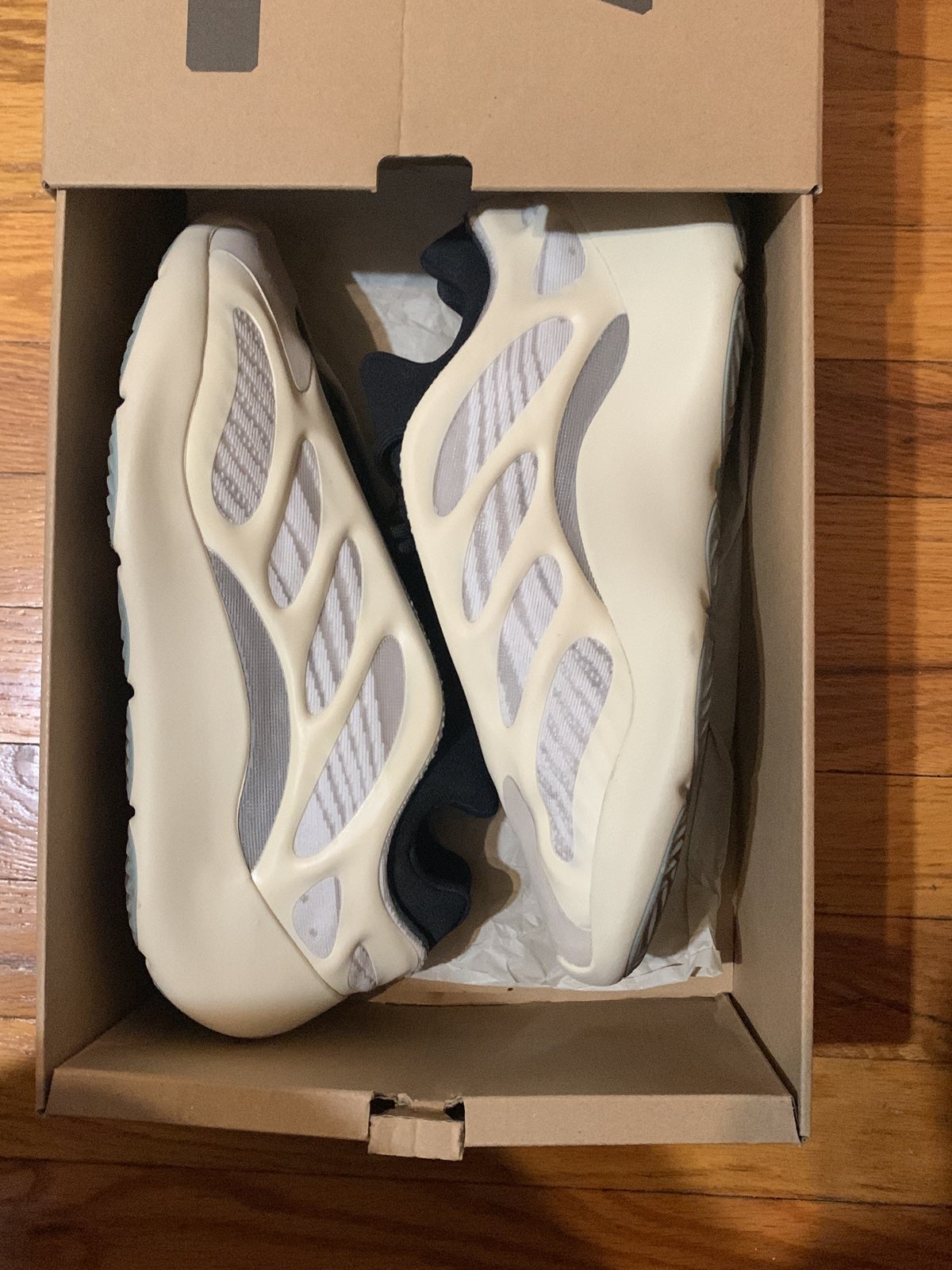 Yeezy Adidas 700 V3 in Azael