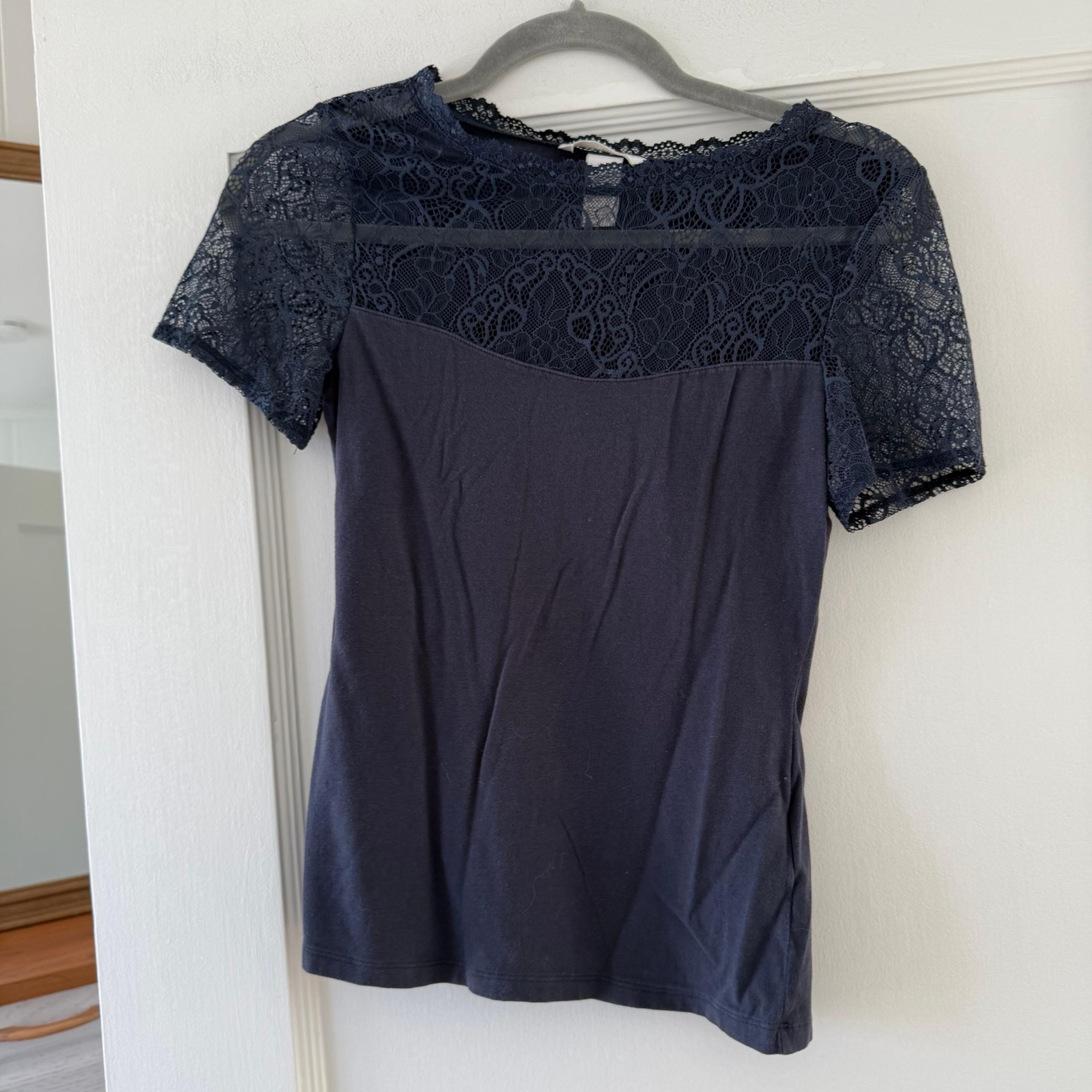 H&M women’s Navy Blue Short Sleeve Lace T-Shirt Top Size Small EUC