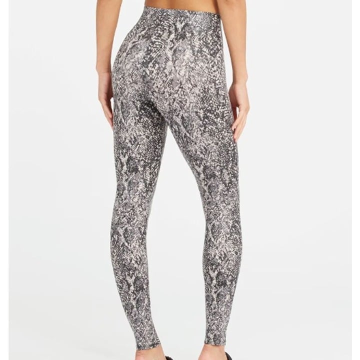 Spanx Leggings Black Gray Faux Leather Snake Shine Crop or ankle Medium