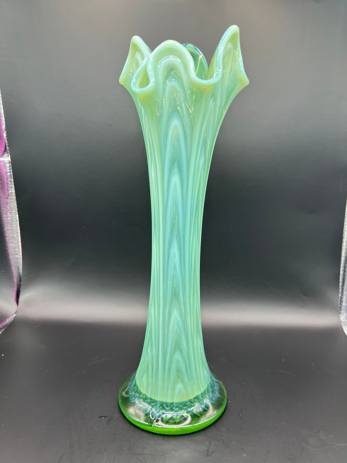 Fenton Boggy Bayou Reactive Vase