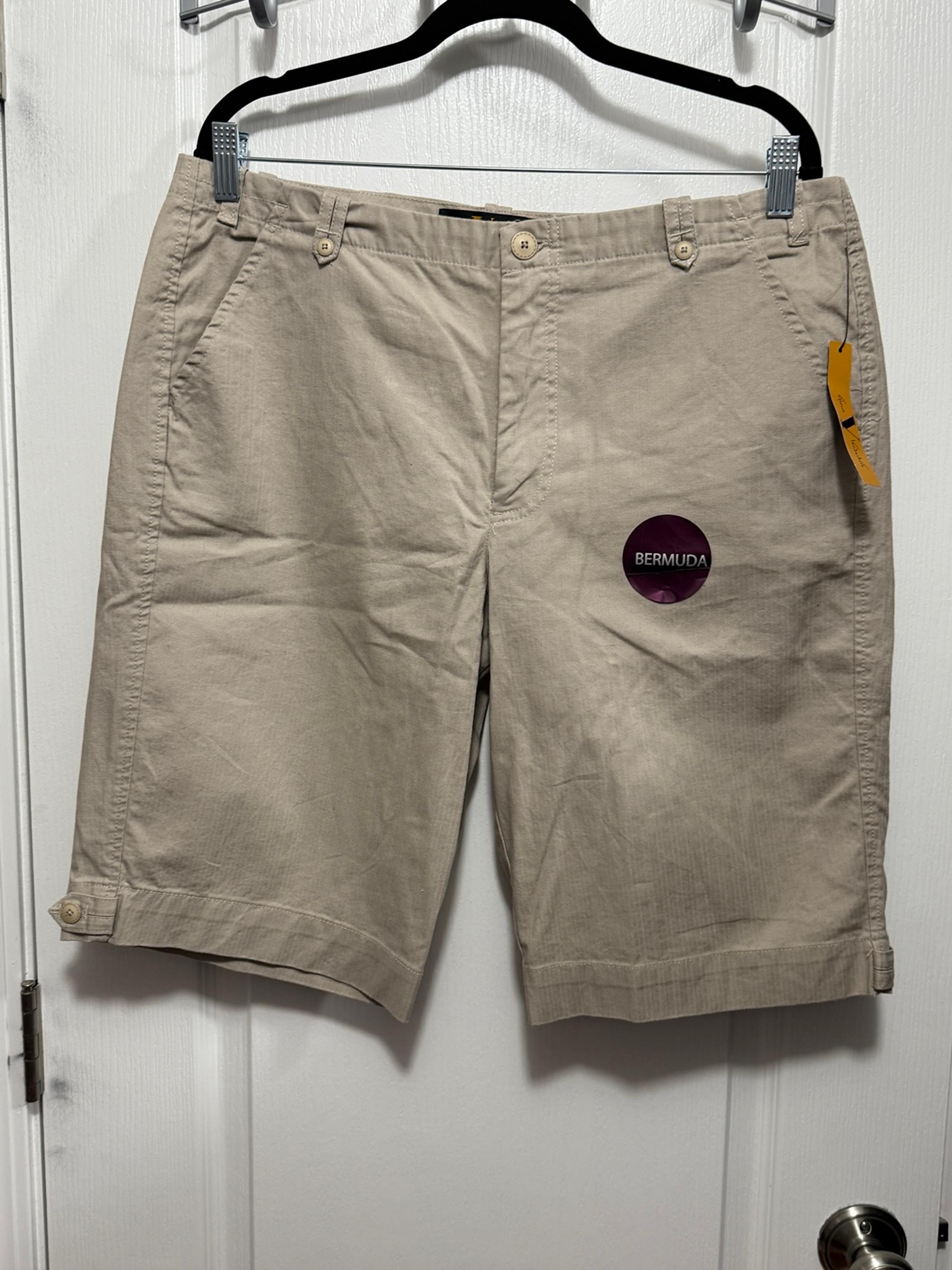 Gloria Vanderbilt Womans Bermuda Shorts 14 Stretch Khaki Beige Preppy Classic