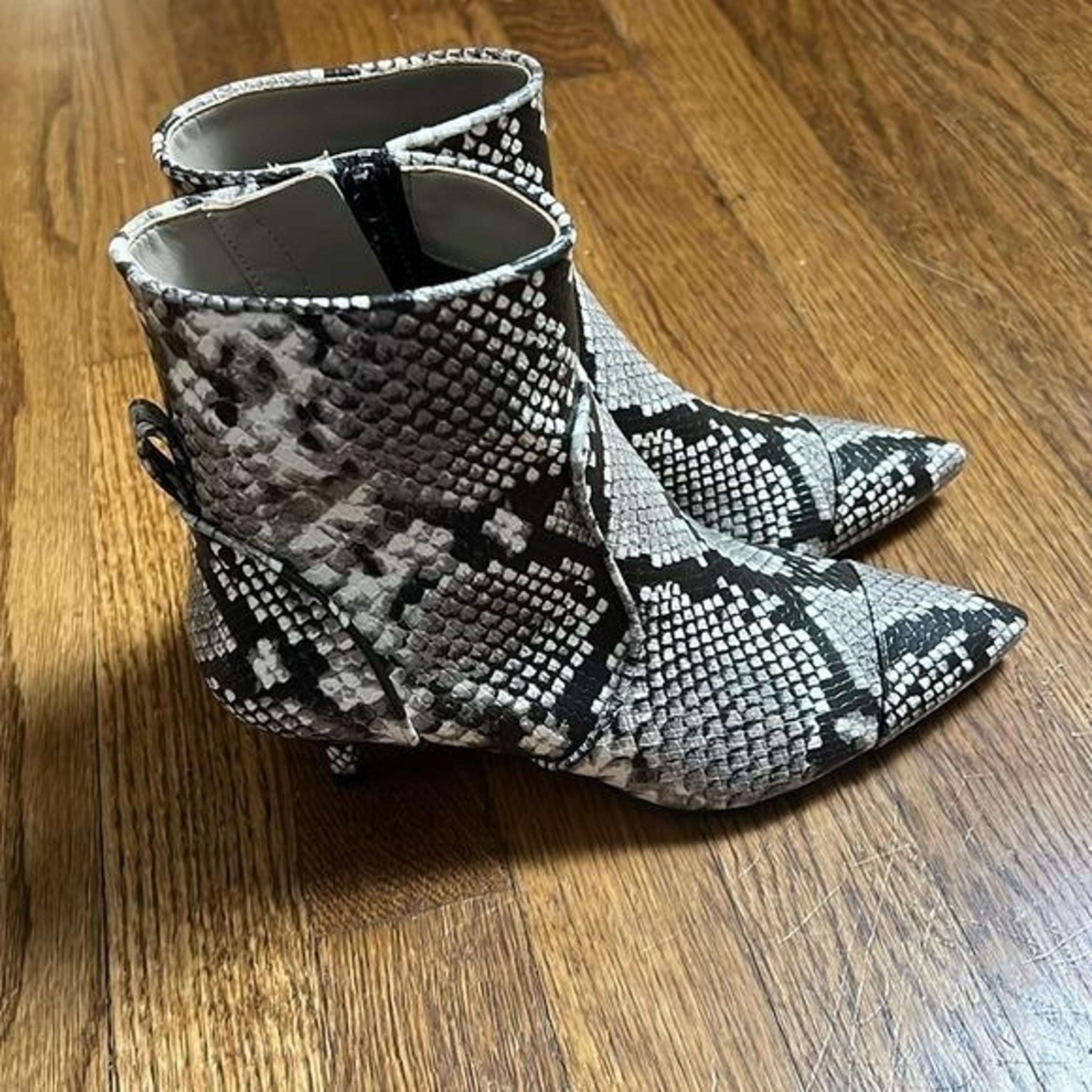 MICHAEL KORS Kadence Snake-Embossed Ankle Booties Size US 5 Kitten Heel