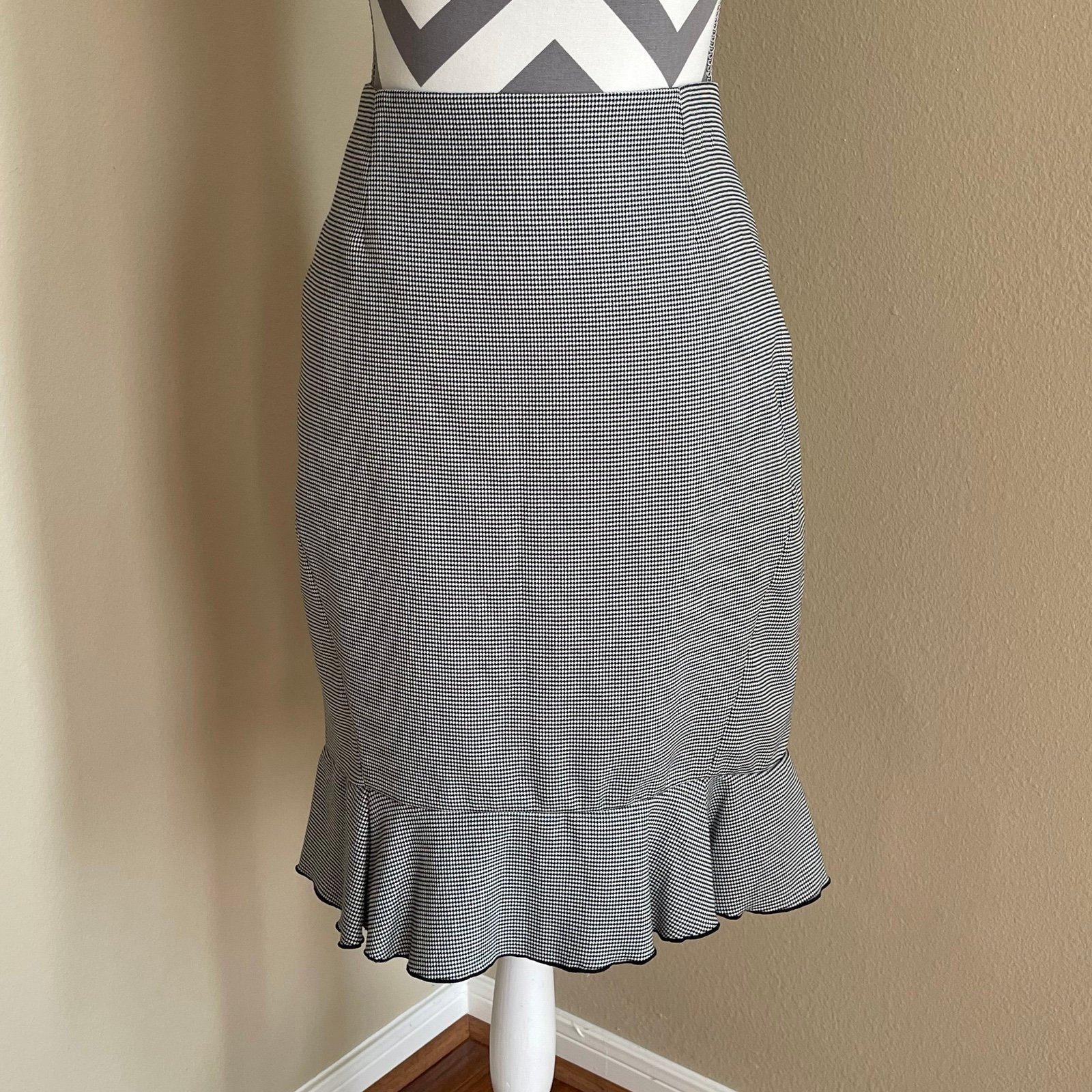 NEW - White House Black Market - Elegant Black & White Ruffle Skirt - Size: 10