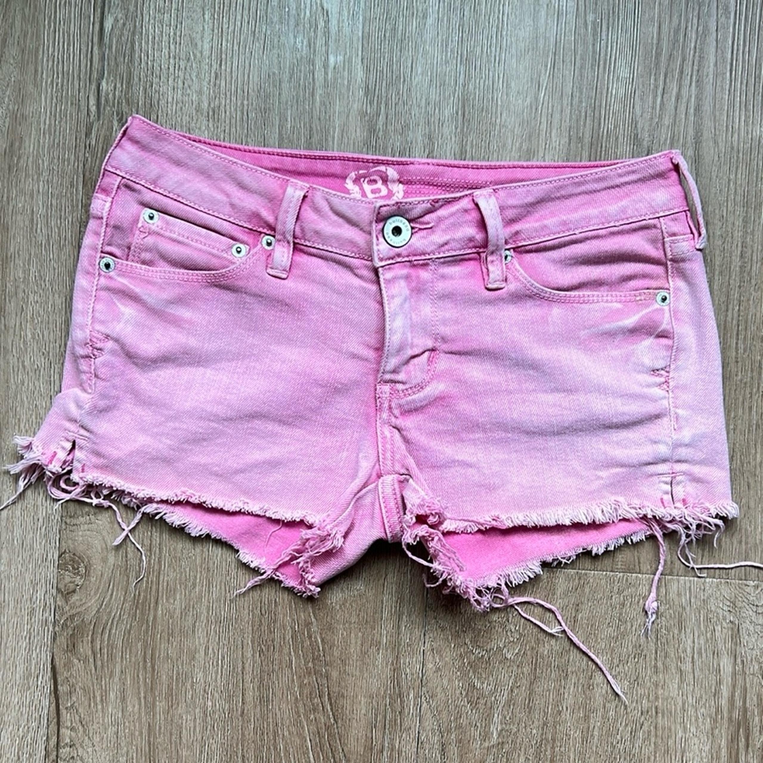 Bullhead Women’s Pink Frayed Hem Denim Shorts. 
Size: 3