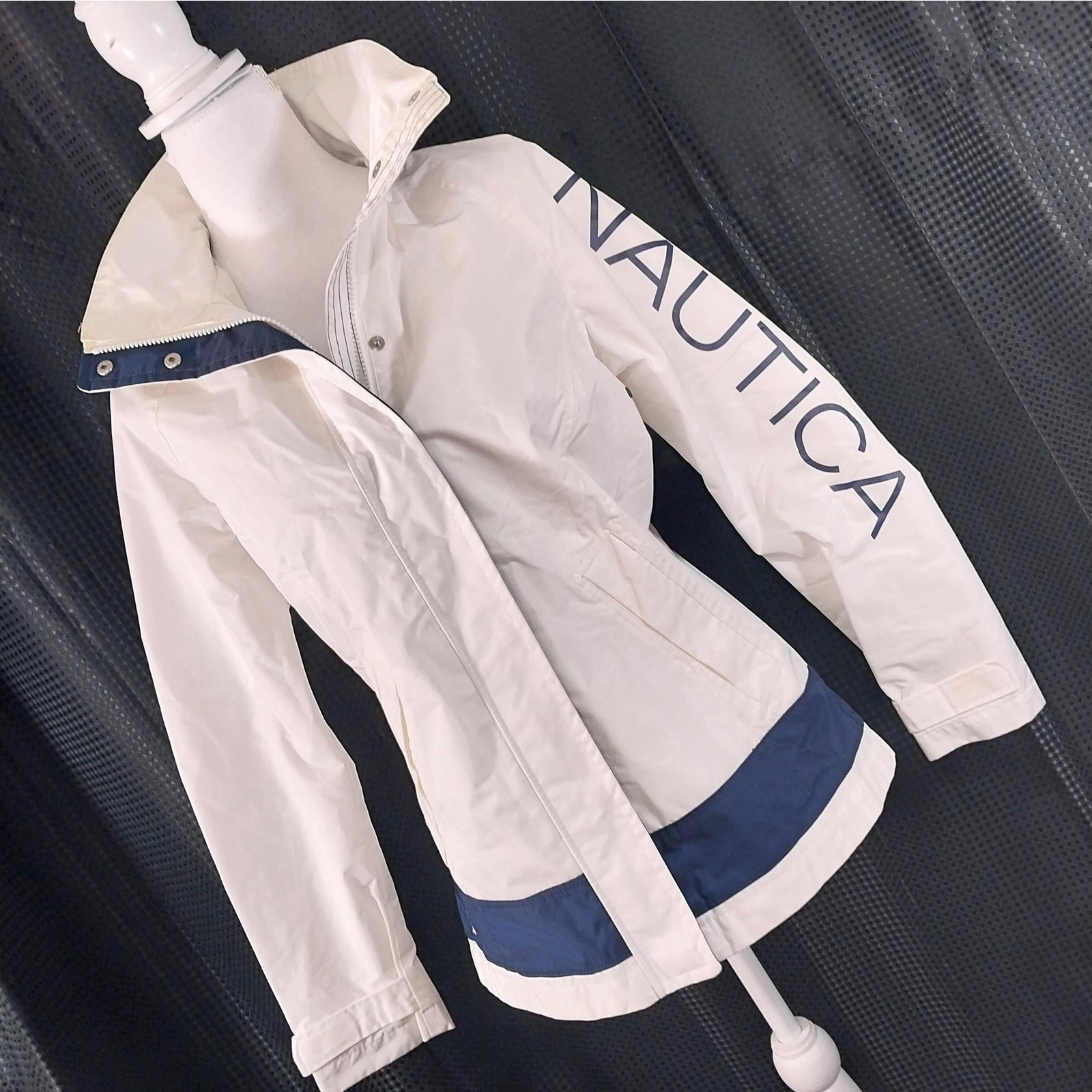 NAUTICA! WHITE W/NAVY BLUE WATERPROOF SAILING JACKET, COAT, LEFT LOGO ARM! SZ M