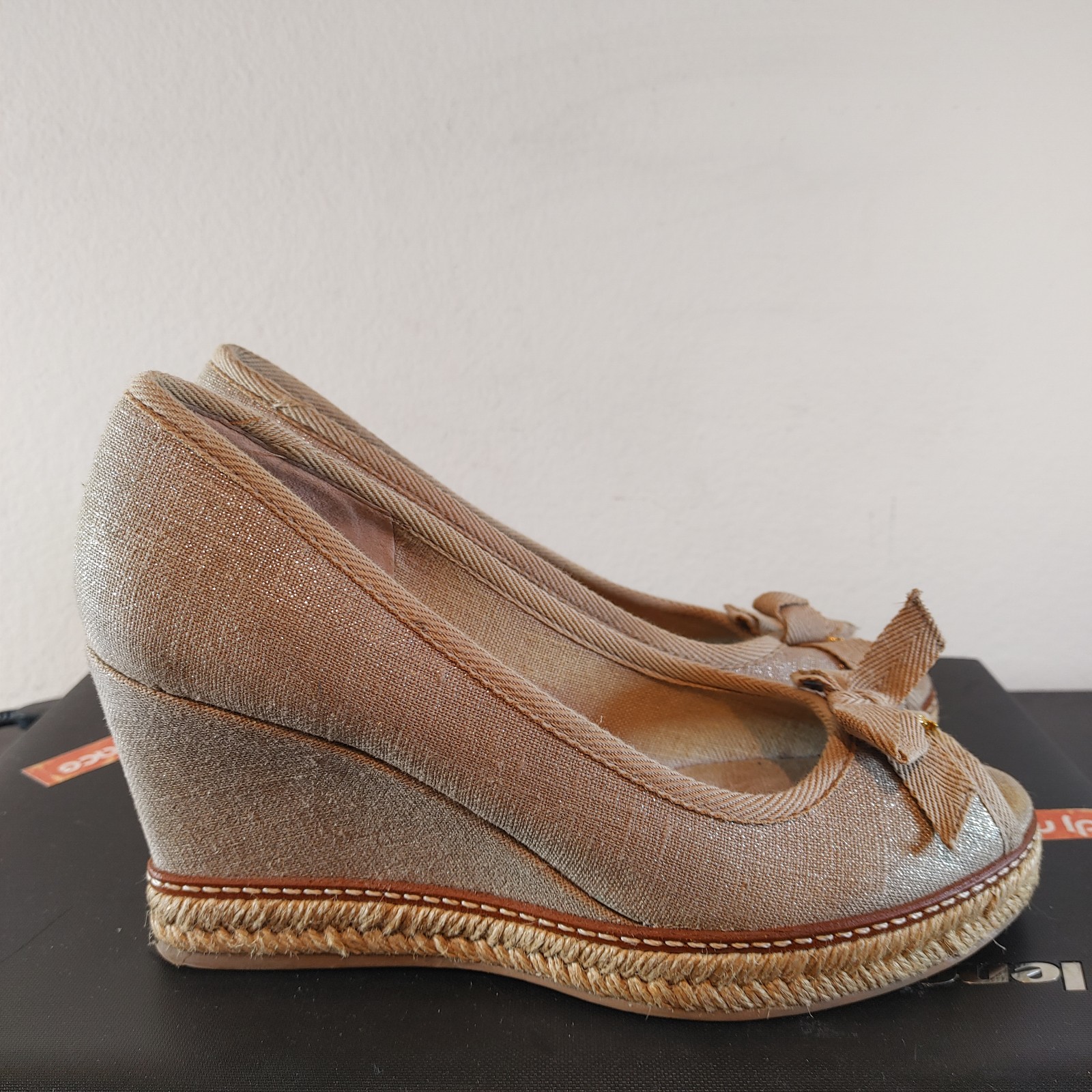 TORY BURCH Natural Metallic Silver Linen Canvas Peep Toe Wedge Heels 285 Sz 9m