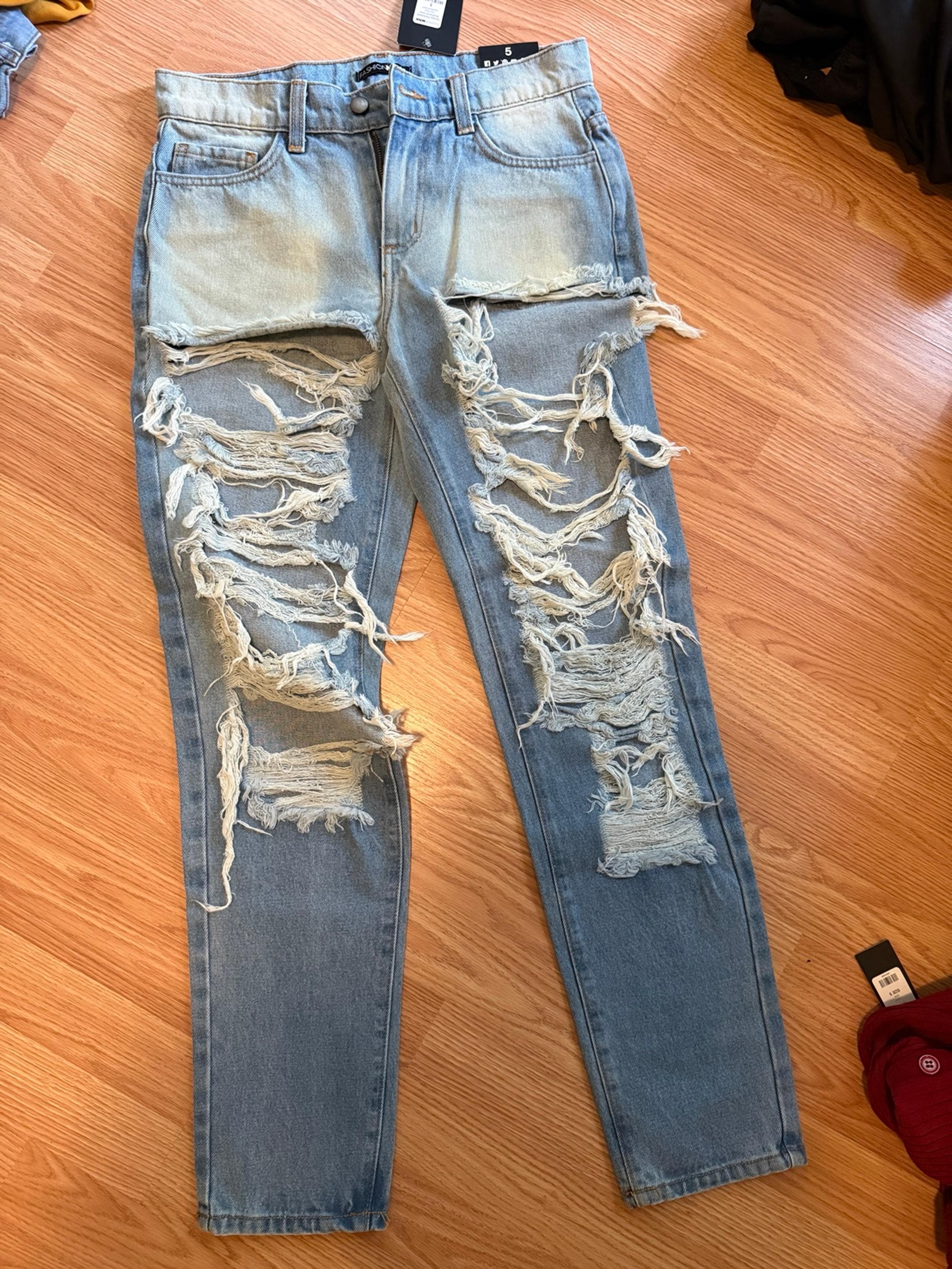 Fashion nova woman’s boyfriend jeans