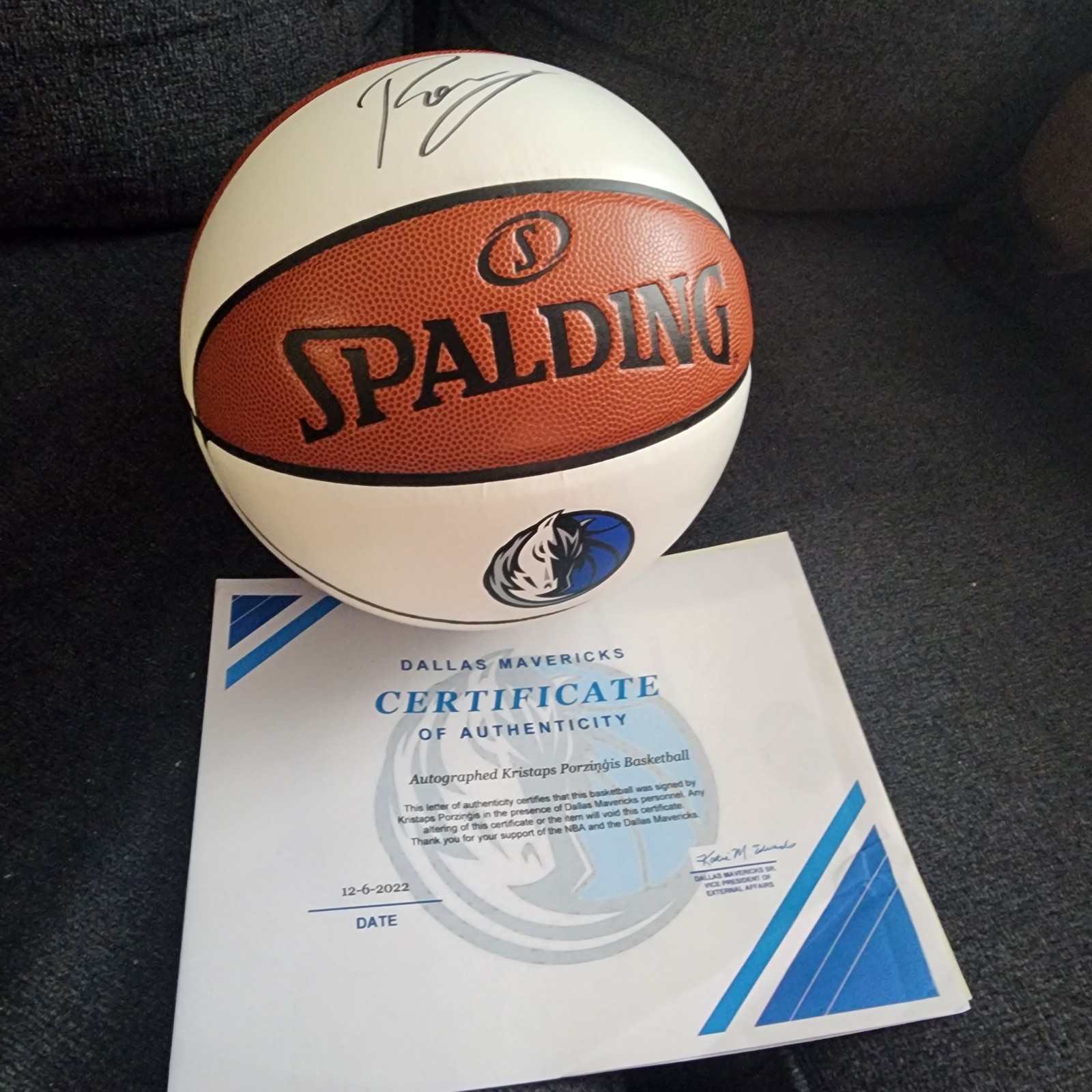 MAVERICKS PORZINGIS AUTOGRAPH BASKETBALL
