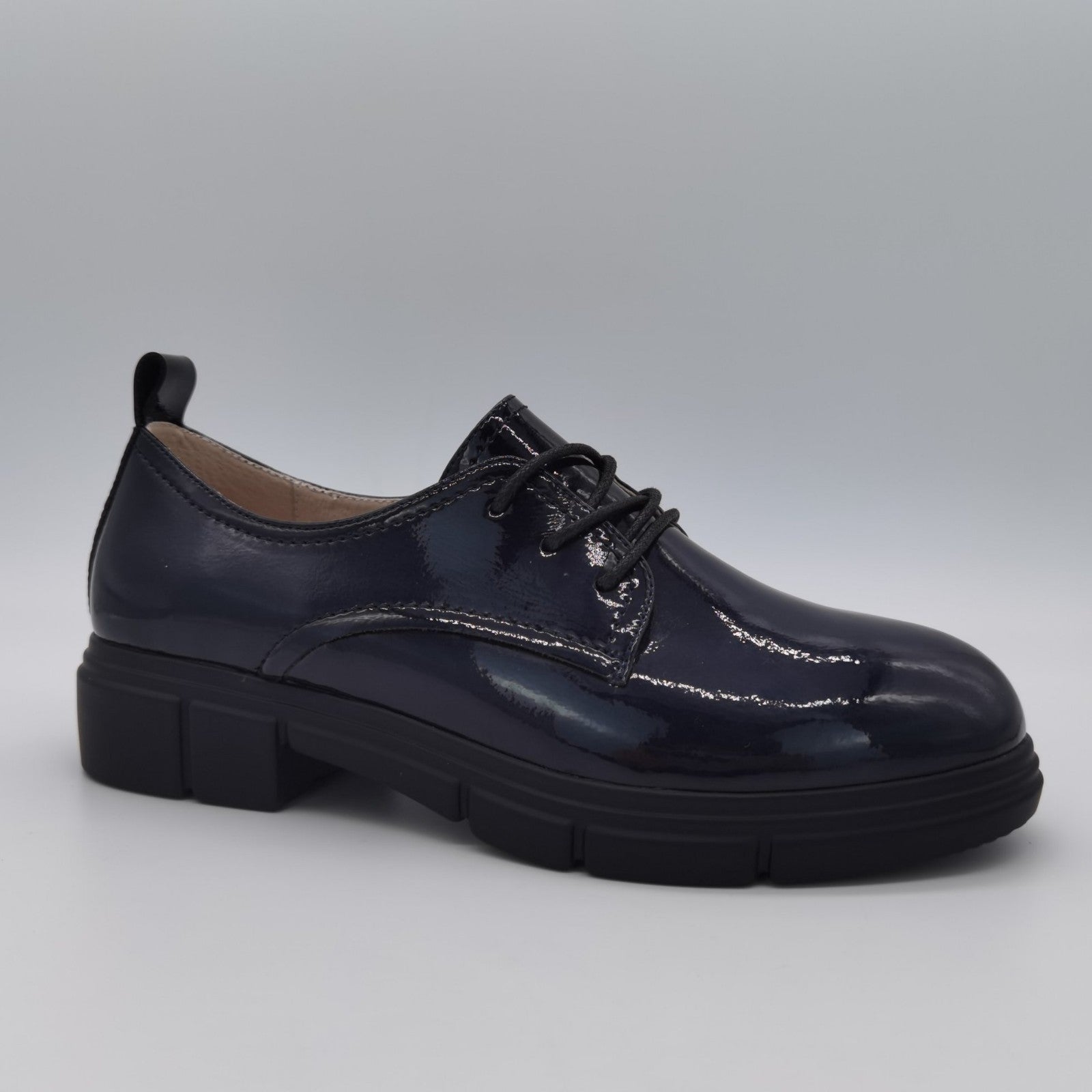 2022 Spring Women′s Leather Loafer