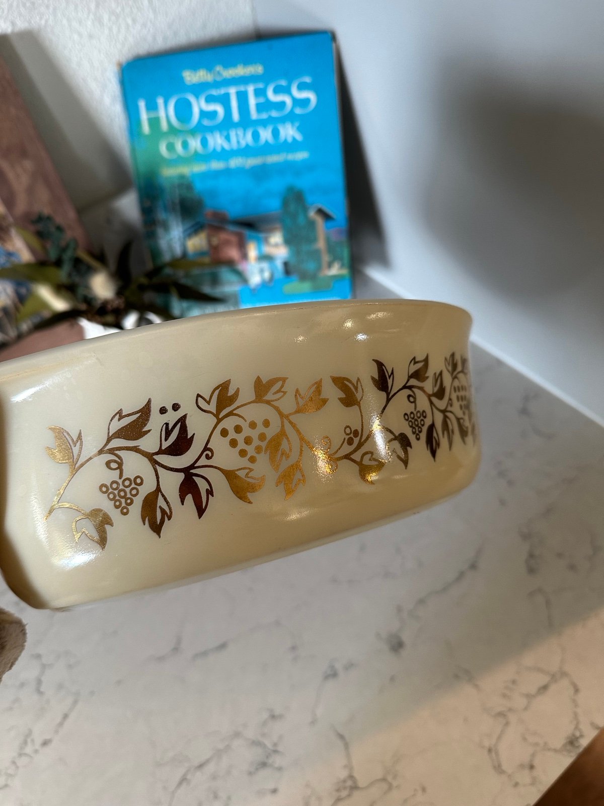 1960’s vintage pyrex 2.5 QT golden leaves
