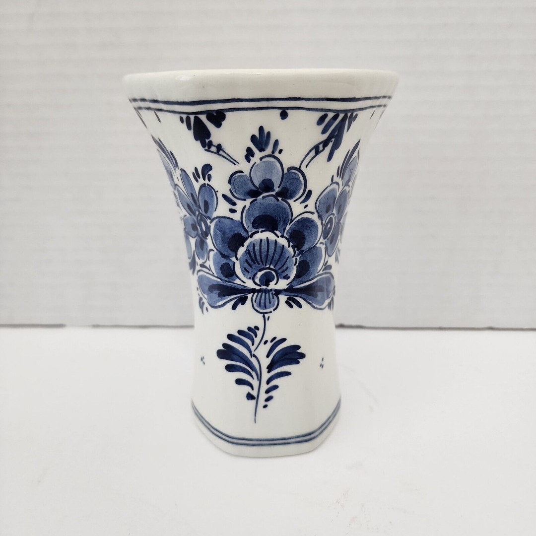 DeWit Handpainted Delft Blue and White Vase 010381.12 Floral Design 5.5 Vtg