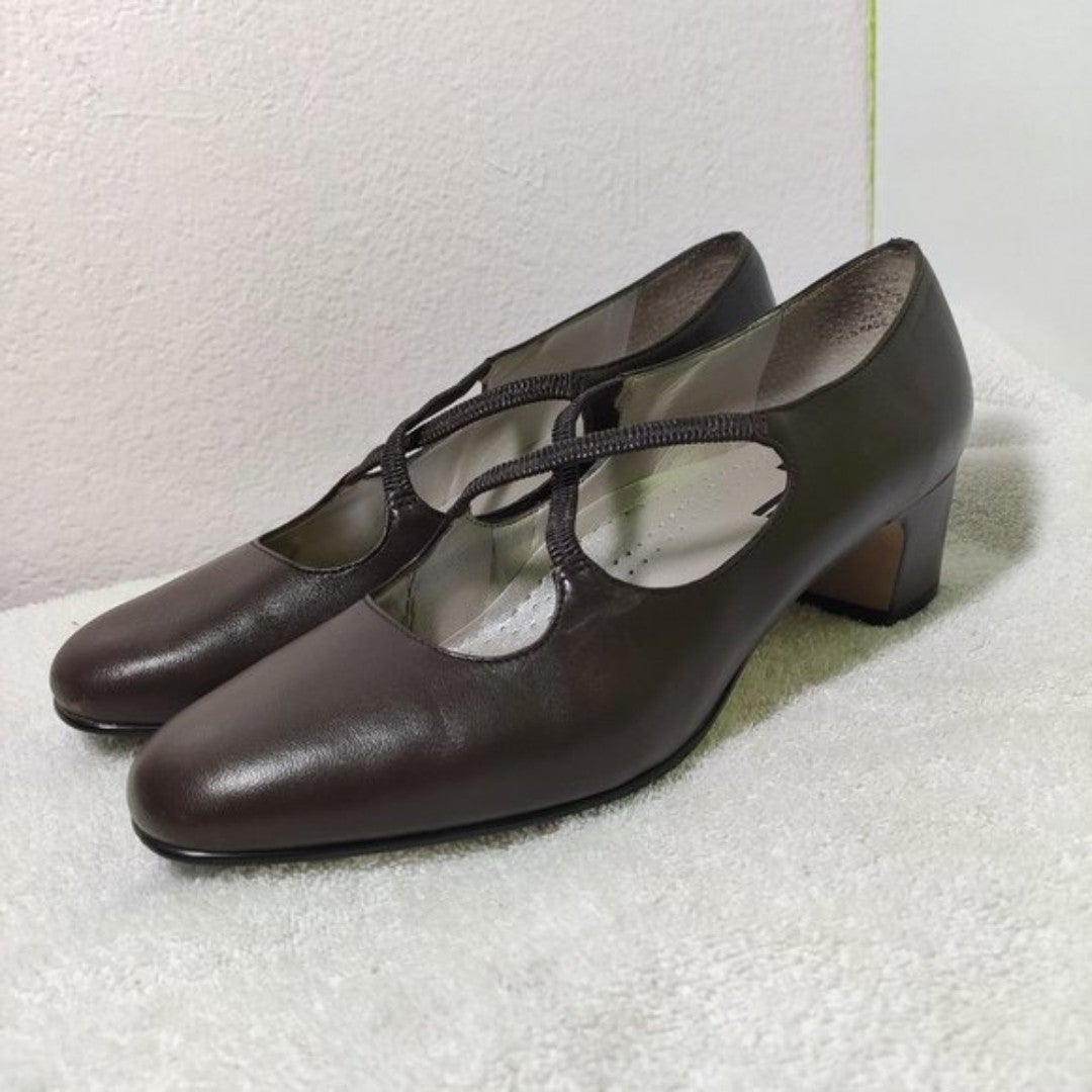 Trotters Women's Jamie Cross Strap Pumps Size 7.5