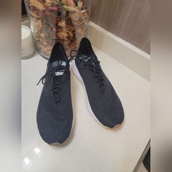 ATHLETA SAYSH ONE SNEAKER HERO Size 8