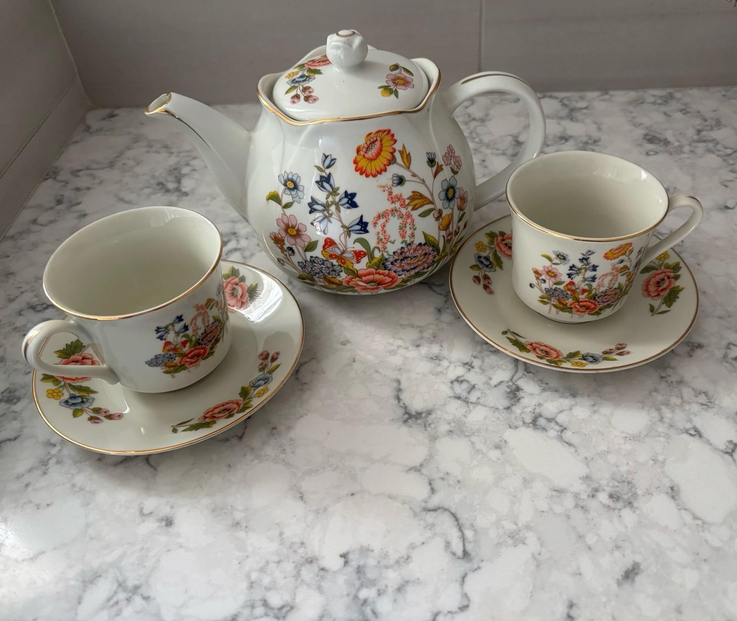 Floral Porcelain Teapot & 2 teacups - Gold Trim 1989 Robinson Design Group