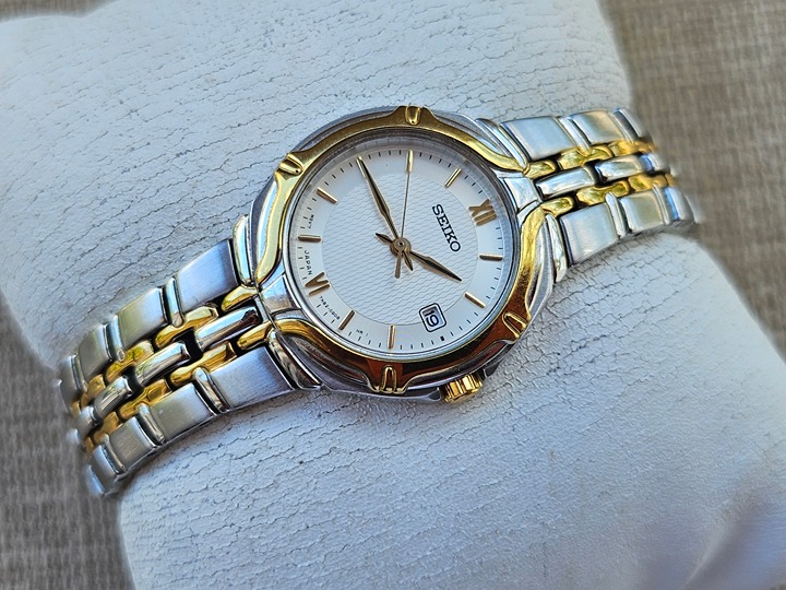 Seiko Ladies Wristwatch Gold/Silver Tone Analog Quartz Date Calendar Wrist Watch