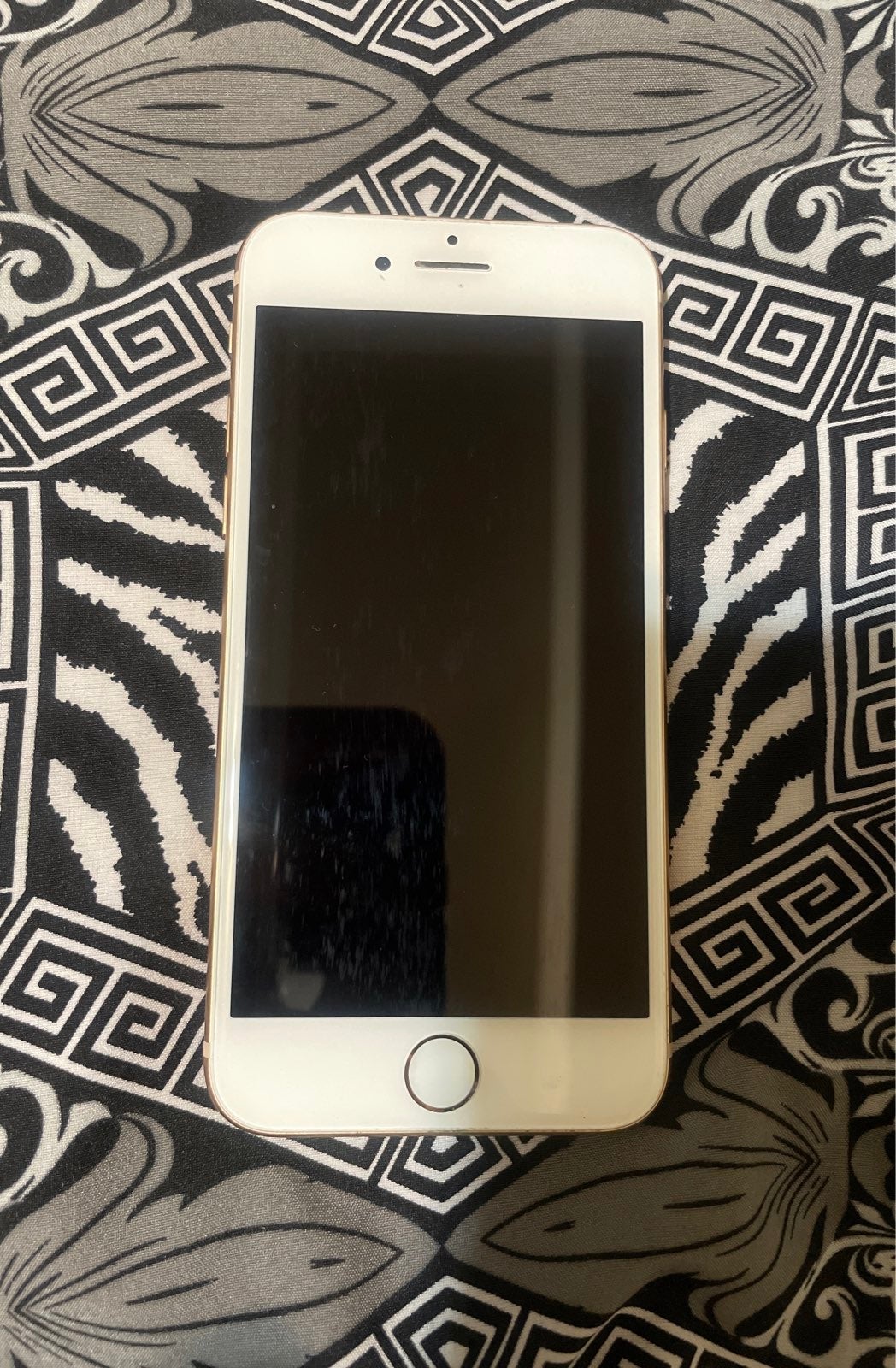 iPhone 8, 64 GB, creme color (?).