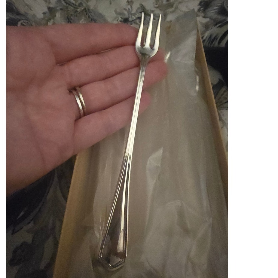 Wonderful Quality & Shiny Silver Plated Oneida Eton Seafood Forks (19) NIB
