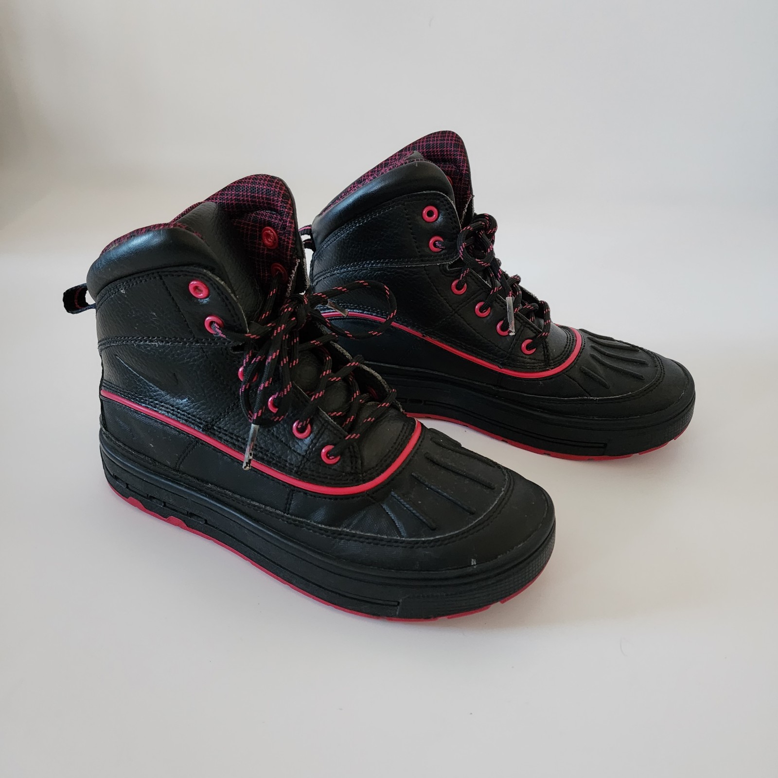 Nike Acg Woodside 2 black shoes size 4 youth
