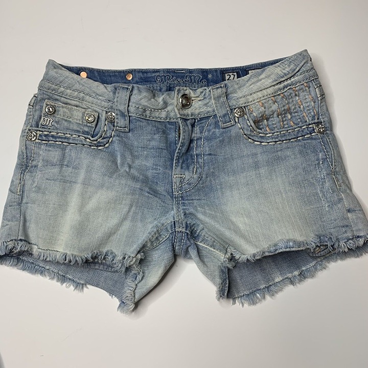 Miss Me Light Wash Distressed Peekaboo Boho Jean Signature Shorts Women’s 27