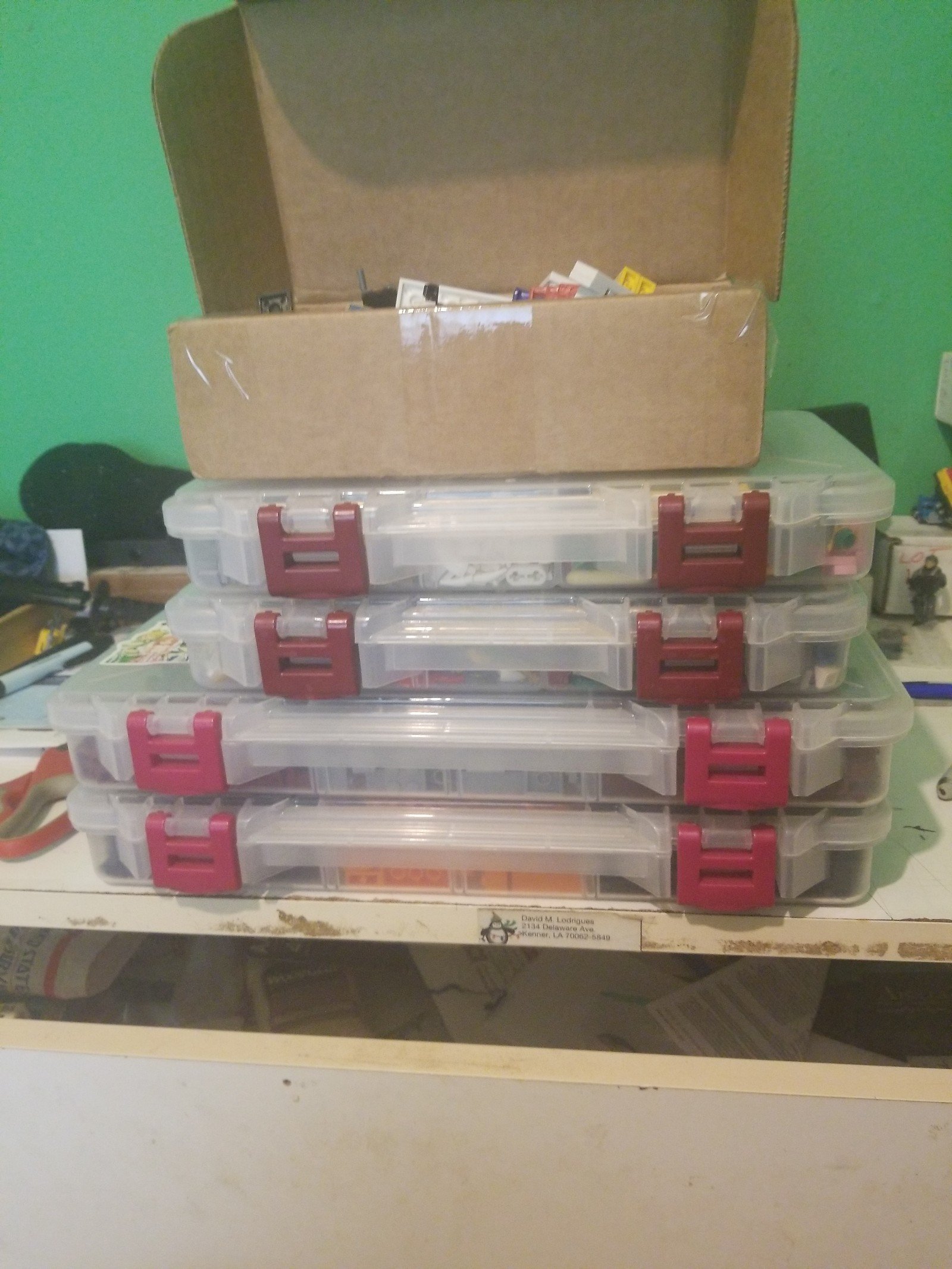 Lot gg 4 lego sets in cases carves with the cases and the box of miscellaneous