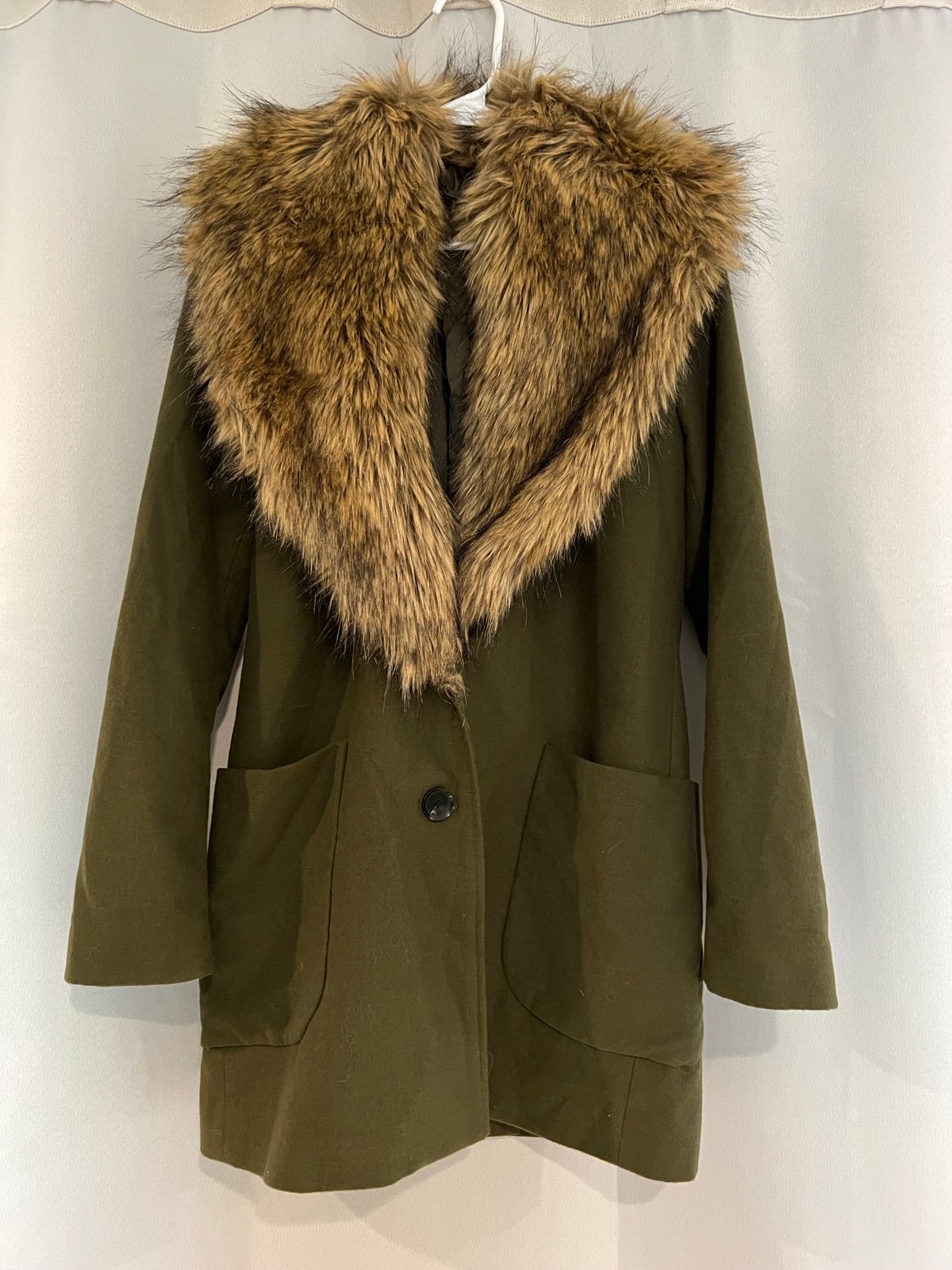 Capulet faux fur collar coat size Small