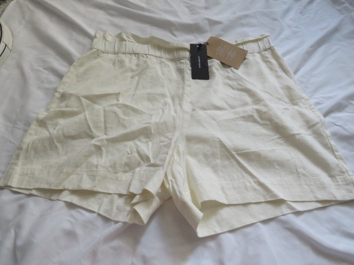 Vero Moda Creme Shorts NWT