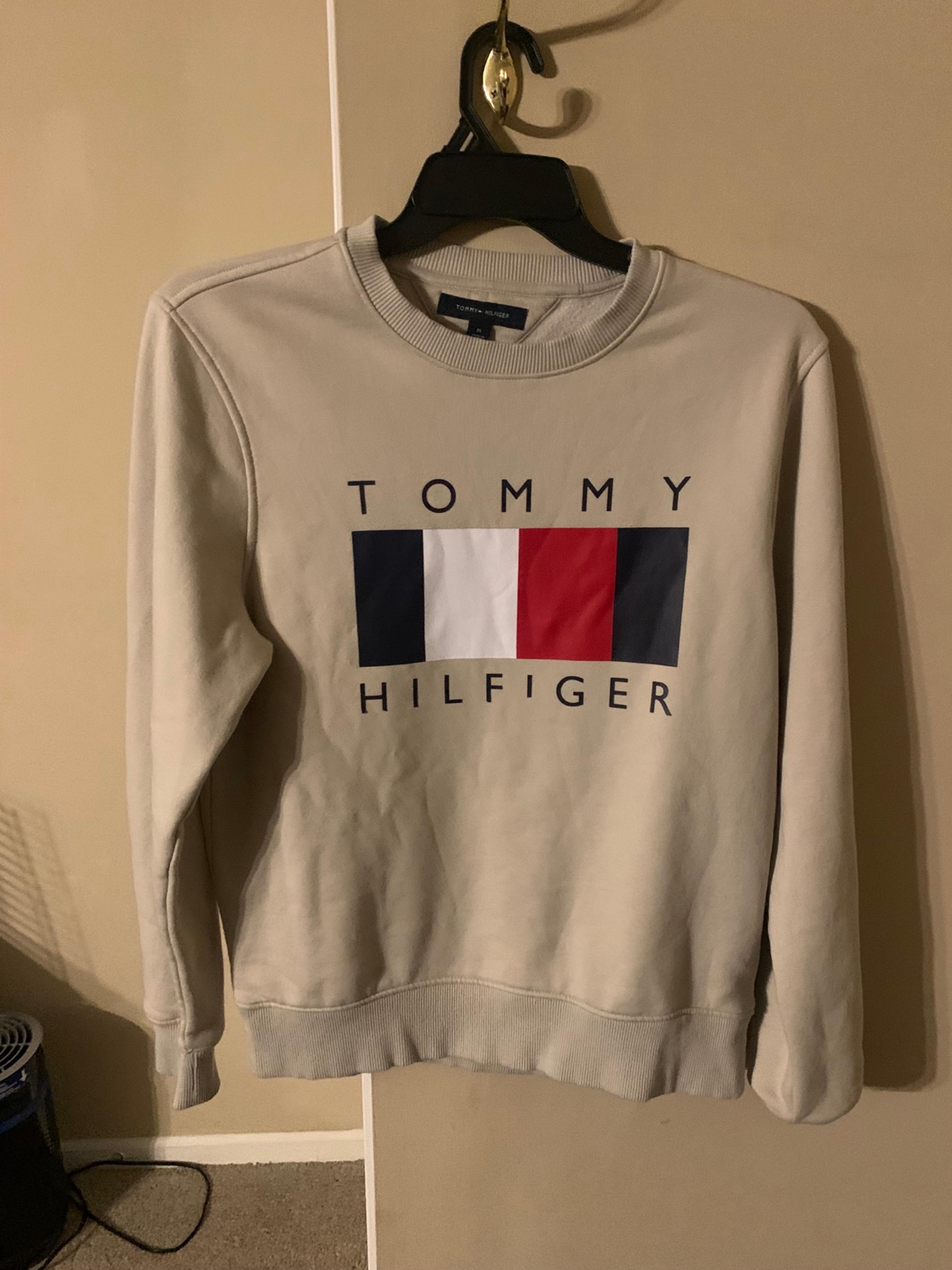 Tommy Hilfiger Mens Beige Flag Logo Crewneck sweatshirt (size medium). Imperfect
